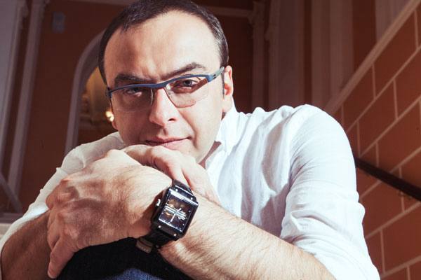 Основатель музыкального театра Геликон опера Дмитрий Бертман стал его президентом сообщили в столичном департаменте культуры Ранее он занимал пост генерального директора и художественного руководителя театра Кроме того Илья Ильин назначен художественным руководителем театра а Марина Вожакина директором Картина дня в телеграм канале РБК