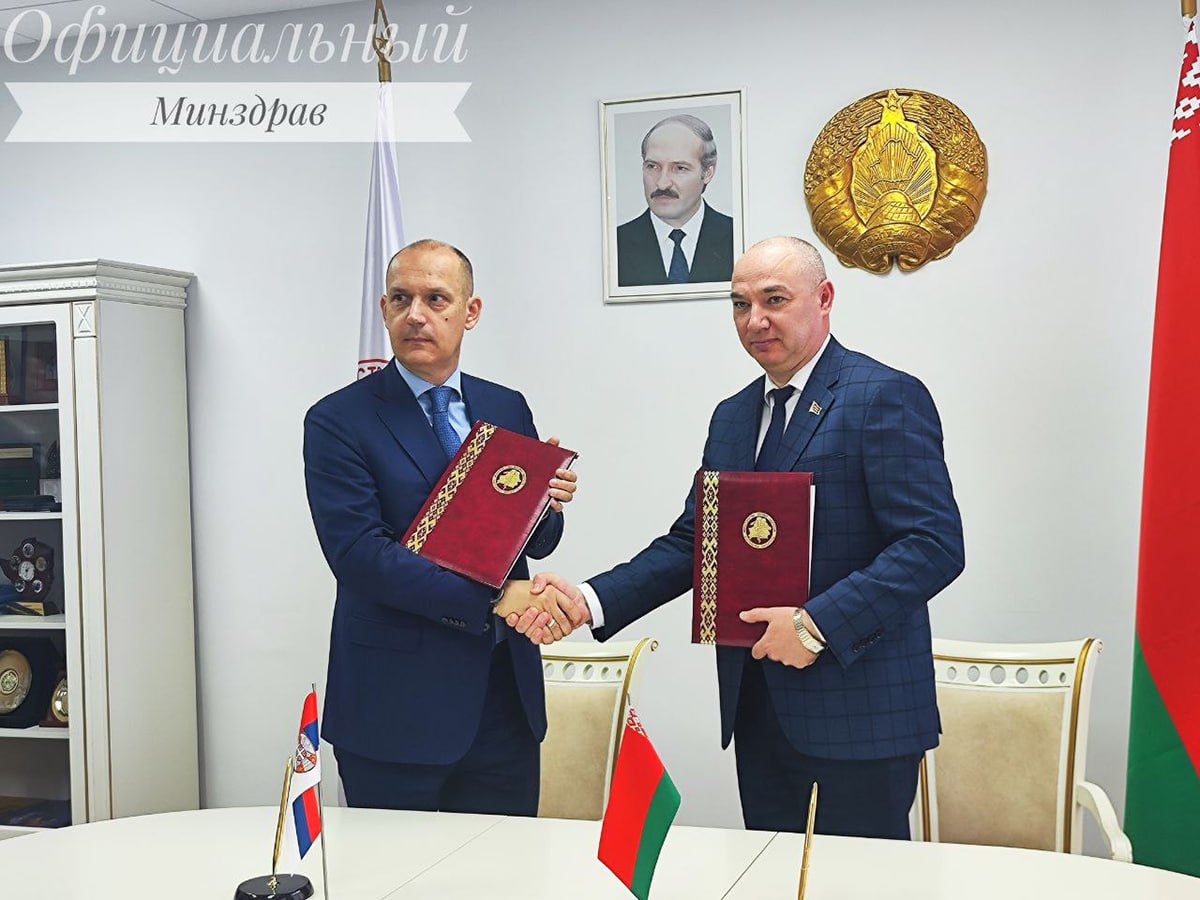 Беларусь и Сербия объединяются в медицине Вчера Министры здравоохранения Беларуси и Сербии Александр Ходжаев и Златибор Лончар подписали меморандум о сотрудничестве в сфере трансплантологии Документ станет основой для расширения взаимодействия в онкологии и кардиологии Александр Ходжаев отметил что прочная связь в одном сегменте медицины позволяет уверенно двигаться к более широкому формату Это не просто обмен опытом это совместная работа подкреплённая практикой и доверием сказал белорусский министр Он также подчеркнул что санкции не должны мешать людям получать лечение Когда человек знает что может получить качественную помощь никакие внешние ограничения его не остановят Беларусь остаётся конкурентоспособной а её медицинский экспорт охватывает до 180 стран Разговоры на кухне