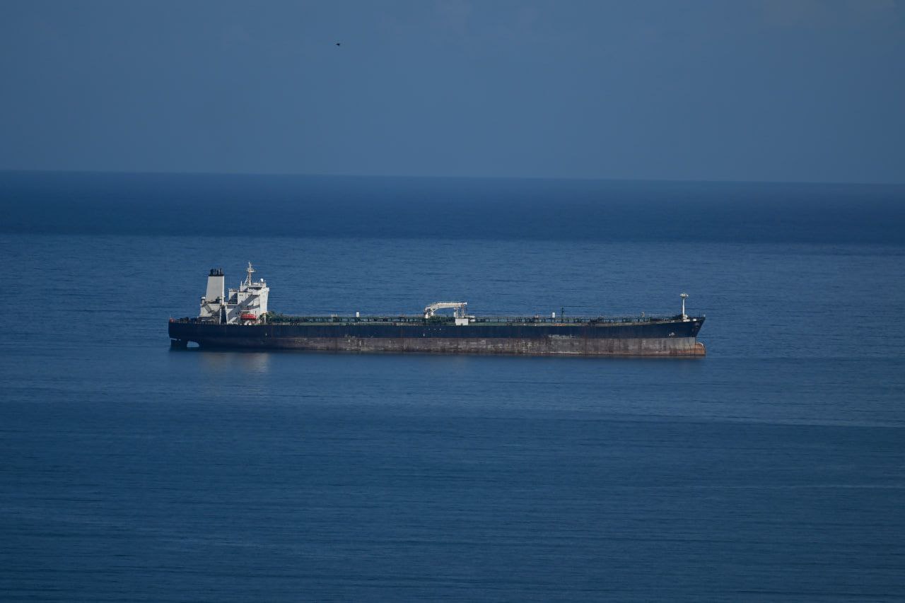 Второй за последнюю неделю танкер с российской нефтью Chariot Tide потерял управление сообщает Bloomberg Это случилось у берегов Марокко статус судна гласит что оно на ремонте Танкер перевозит 300 тыс баррелей дизельного топлива Chariot Tide находилось в аварийном состоянии медленно проходило через Гибралтарский пролив не заходя в порты сообщает агентство На прошлой неделе еще один танкер Прогресс также потерял управление на аналогичном маршруте Chariot Tide находится под санкциями Евросоюза и Великобритании за участие в торговле российской нефтью под своим прежним названием Marbella Sun В ходе предыдущих рейсов Chariot Tide также доставляло российское дизельное топливо в порты Северной Африки Тот факт что два танкера перевозящие российские нефтепродукты столкнулись с навигационными трудностями один за другим вызовет тревогу у критиков которые утверждают что теневой флот России представляет собой серьезную экологическую угрозу заключает Bloomberg Подписаться на PRO transport