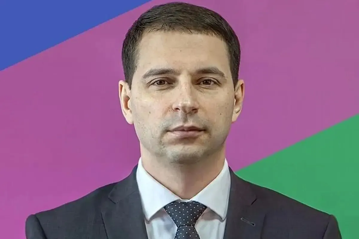 Врио министра здравоохранения Кубани стал Владимир Крушельницкий До перехода на госслужбу он накопил управленческий опыт в качестве заместителя главврача ККБ 2 где руководил Консультативно диагностическим центром В 2008 году Крушельницкий окончил КубГМУ в 2009 прошел интернатуру и профессиональную переподготовку после получил степень кандидата медицинских наук Кубань 24 в МАКС