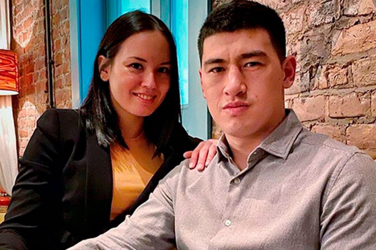 Экс жену боксера Бивола могут посадить за решетку Видео в Сети где женщина нецензурно выражается в адрес жителей Киргизии и Казахстана не осталось незамеченным Дама мчащаяся на авто по Москве причем явно в нетрезвом виде оказалась бывшей супругой знаменитого боксера Дмитрия Бивола который выходит на ринг с флагами России и Киргизии За оскорбление и управление автомобилем в состоянии наркотического опьянения Екатерине Бивол грозит реальная уголовка пояснил Абзацу адвокат Александр Бенхин Это вдвойне оскорбление когда бывшая жена Бивола носящая его фамилию оскорбляет народы При этом она управляет автомобилем и едет по Москве Это грубейшее нарушение которое трактуется УК РФ как управление транспортным средством в состоянии наркотического опьянения За это положено наказание вплоть до реального срока констатировал эксперт Подпишитесь на Абзац TG VK Дзен MAX Rutube