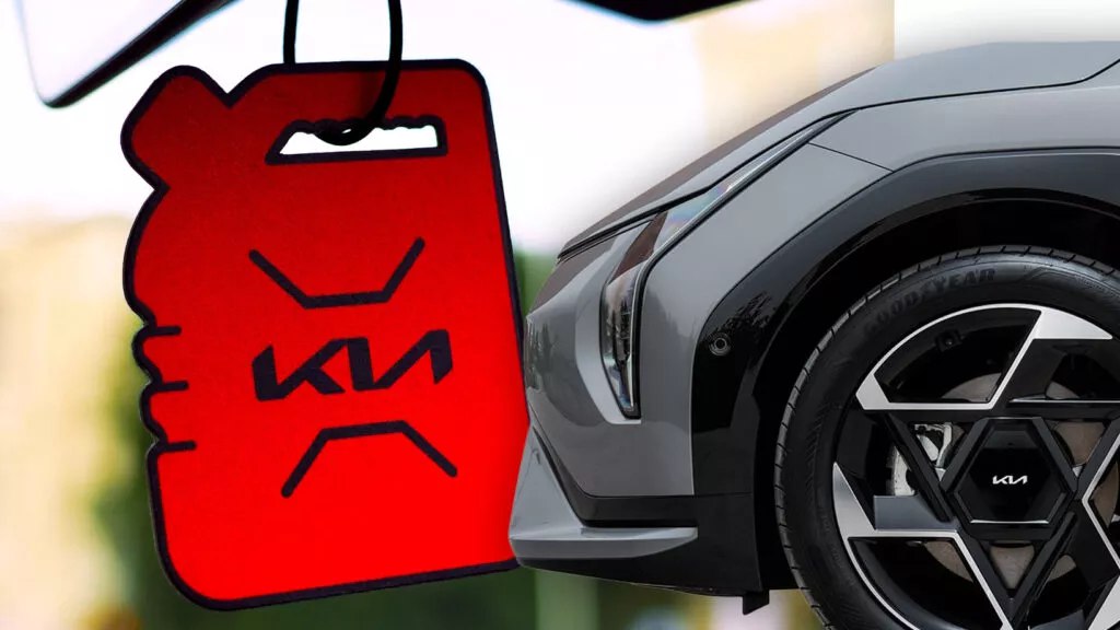 Покупатели электромобиля Kia EV4 в Финляндии будут получать в подарок ароматизатор с запахом бензина Автопроизводитель запустил юмористическую кампанию для клиентов которые ностальгируют по автомобилям на двигателях внутреннего сгорания Аромат напоминает автосервис можно почувствовать запах моторного масла металлические нотки оттенки жасмина и дёгтя vc ru marketing 2293781