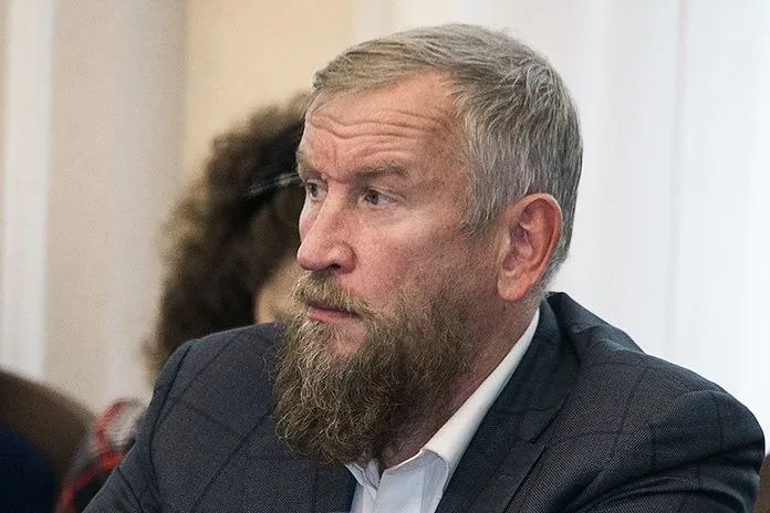 Новосибирский суд постановил наложить арест на активы девелопера и экс депутата Алексея Джулая стоимостью 1 2 миллиарда рублей сообщает Интерфакс со ссылкой на источник в прокуратуре В начале года было арестовано имущество застройщика на вдвое меньшую сумму Как сообщает агентство прокуратура успешно обжаловала решение Октябрьского райсуда Новосибирска от января 2026 го по которому обеспечительные меры наложили на активы Алексея Джулая общей стоимостью порядка 594 миллионов рублей Надзорное ведомство сочло объем ареста недостаточным подало апелляцию и выиграло ее Продолжение по ссылке