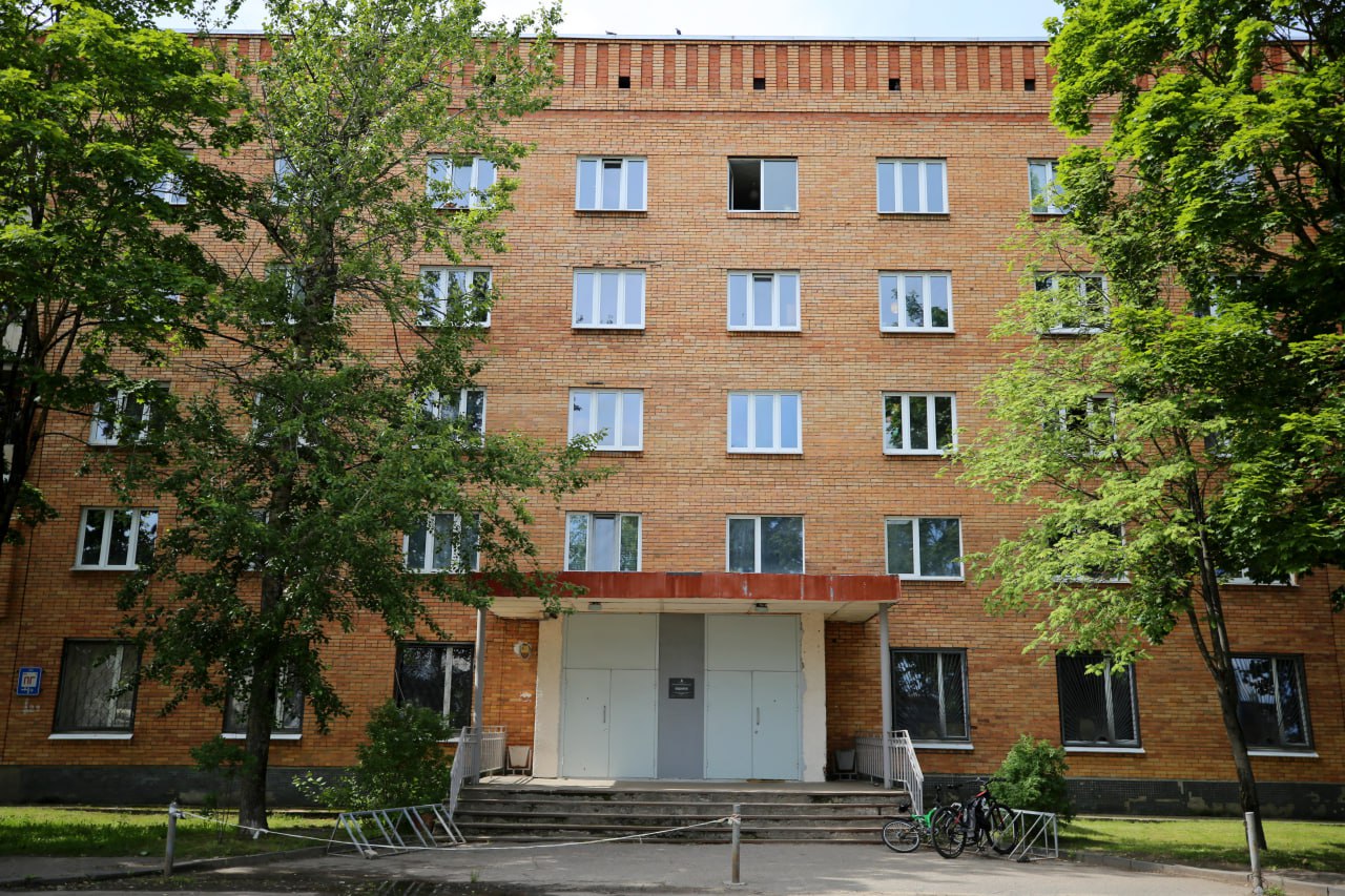В общежитии ПсковГУ на Ротной, 37 начался ремонт спортивной комнаты для занятий физической культурой и спортом в свободное время. Ремонтные работы проводятся при поддержке проекта «Кампус Здоровья: трансформация студенческих общежитий в зоны здоровья и спорта» при поддержке Минобрнауки России. Планируется: провести замену пола, расширить пространство, оснастить его беговой дорожкой, велотренажером, функциональными рамами, свободными весами, диагностическим оборудованием, отремонтировать душевые. Также запланирована установка площадки для воркаута во внутреннем дворе общежития. Комната будет открыта для студентов, проживающих в этом общежитии.