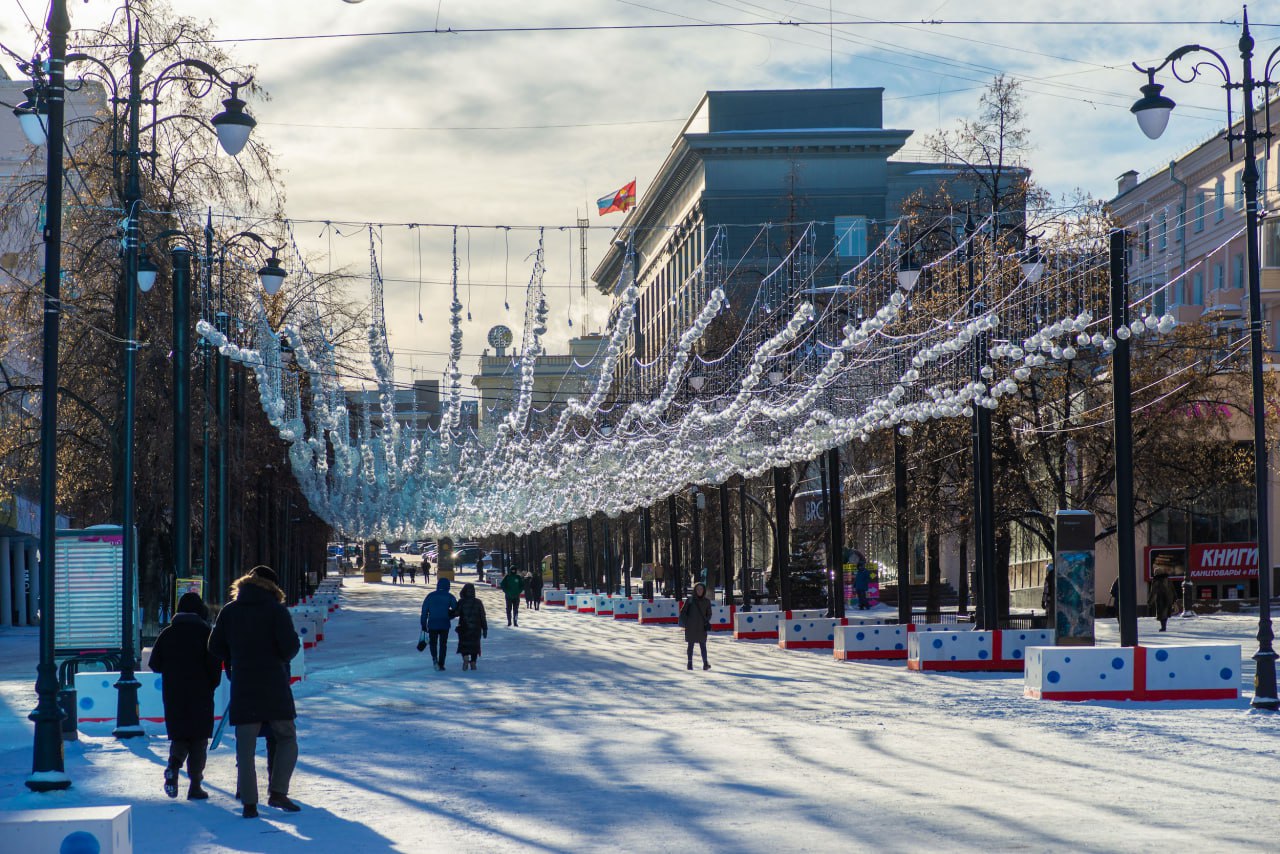 В центре Челябинска появятся стереоскопы с архивными фото В Челябинске до конца 2026 года сделают еще привлекательнее и комфортнее три популярных пешеходных зоны Кировку набережную реки Миасс а также участок проспекта Ленина от ЮУрГУ до Свободы Для этого областное ГУ координации развития туризма уже выделило городу более 27 миллионов рублей Излюбленные челябинцами локации обновят в рамках нацпроекта Туризм и гостеприимство На всех маршрутах установят современные антивандальные скамейки и урны способные выдержать любые погодные условия А любители истории смогут посмотреть на объемные старые снимки улиц и зданий областного центра через стереоскопы Вместе с этим на главной пешеходной улице Челябинска создадут еще один информцентр для туристов и установят два круглогодичных туалета объекты будут доступны и для людей с инвалидностью Читайте о жизни города даже при сбоях интернета Подписывайтесь на Вечерний Челябинск в Мах