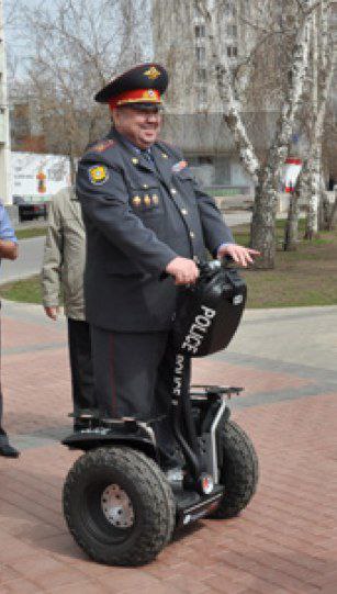 В Санкт-Петербурге предложили пересадить полицейских на самокаты Депутат заксобрания Санкт-Петербурга Павел Крупник предложил выдать сотрудникам патрульно-постовой службы и других подразделений полиции «транспортные средства нового поколения». Речь идет о электросамокатах или «иных средствах, способных успешно вести преследование» гражданских средств индивидуальной мобильности СИМ «в городской тесноте».