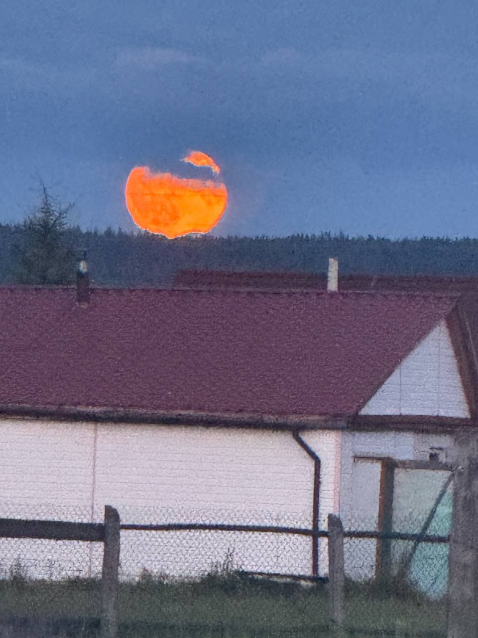 Чем запомнился четверг коротко и о главном  В Краснокаменске трое подростков подожгли стог сена в результате чего сгорело 6 тонн а дети сбежали с места происшествия  4 ноября с 09 30 до 10 30 в связи с крестным ходом будет временно перекрыто движение подробности  Мужчина в Чите оштрафован на 5 тысяч рублей за нападение на подростка которого он ударил по лицу  31 октября и 1 ноября в Забайкалье ожидаются осадки сильный ветер до 20 м с и гололедица  В России предложили запретить ремонт по воскресеньям чтобы сохранить тишину в единственный полноценный выходной день Поддерживаете Фото от нашей подписчицы Виктории Подпишись на нас в MAX Отправь свою новость