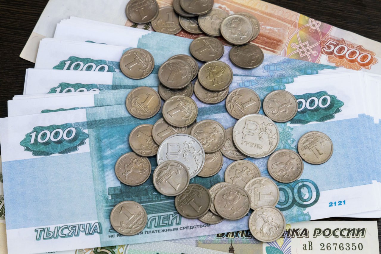 В Думе предложили компенсировать таксистам траты на детские кресла Многие люди пользующиеся услугами такси отмечают проблему с вызовом машины по так называемому детскому тарифу Во первых цены в нём особенно в часы пик в разы выше чем по обычным во вторых автомобилей с детскими креслами не хватает Как отмечает депутат Государственной Думы от Челябинской области Яна Лантратова в Москве семье с двумя детьми на поиск такси может уйти больше часа Как итог родители либо сильно переплачивают либо рискуют безопасностью детей перевозя их на машинах без специальных кресел В этой связи парламентарий направила запрос главе федерального минтранса Андрею Никитину с предложением во первых ограничить рост цен на детский тариф Лантратова считает недопустимым когда они в два раза выше по сравнению с обычными тарифами Во вторых депутат предлагает сформировать систему льгот для таксистов у которых в автомобиле имеются детские сидения например снизить для них комиссию в пользу агрегатора или же выплачивать бонусы за выход на линию в часы пик В третьих парламентарий считает что можно было бы рассмотреть вопрос компенсации таксистам трат на приобретения специальных кресел для несовершеннолетних Если водителю будет выгодно возить детей а агрегатор перестанет накручивать цену за безопасность малыша выиграют все убеждена Лантратова Читайте нас в Телеграм в MAX в VK