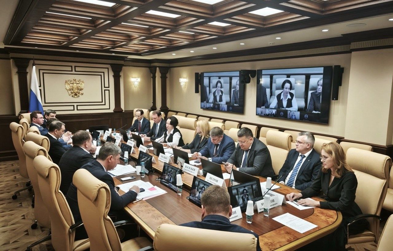 СГК подтвердила полную готовность к отопительному периоду Комитет Совета Федерации по экономической политике провел расширенное совещание по анализу ситуации в теплоснабжении и подготовки к отопительному периоду Главное внимание было сосредоточено на повышении надёжности систем теплоснабжения и реализации мер по обновлению инженерной инфраструктуры страны Одну из крупнейших компаний отрасли СГК на совещании представил Заместитель генерального директора Олег Петров СГК подтвердила полную готовность к отопительному периоду 2025 2026 годов По итогам масштабных подготовительных мероприятий все предприятия компании получили паспорта готовности к отопительному периоду Подготовка велась в соответствии с новыми Правилами обеспечения готовности к отопительному периоду утверждёнными приказом Минэнерго России от 13 ноября 2024 года 2234 Подробности по ссылке kuzzbas ru news economy 77488 html