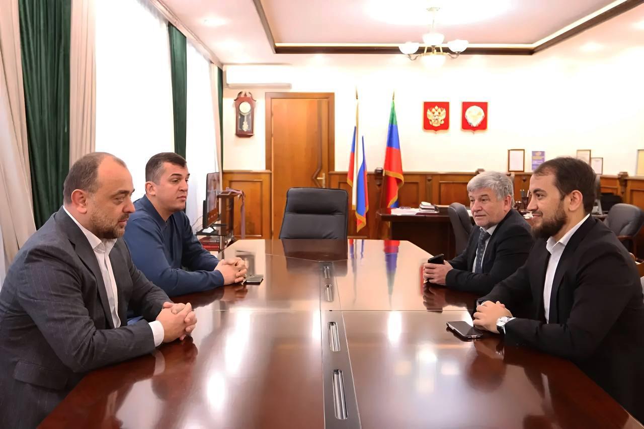 Мэрия Буйнакска будет опираться на данные ЦУР в работе с обращениями жителей В Буйнакске состоялась встреча руководителя ЦУР Дагестана Исрафила Исрафилова с главой города Махачом Абдулмуслимовым Стороны обсудили развитие системы обратной связи с населением и взаимодействие городской администрации с Центром управления регионом  Махач Абдулмуслимов отметил что в дальнейшей работе будет опираться на данные и аналитику ЦУР чтобы принимать решения основанные на реальных запросах жителей