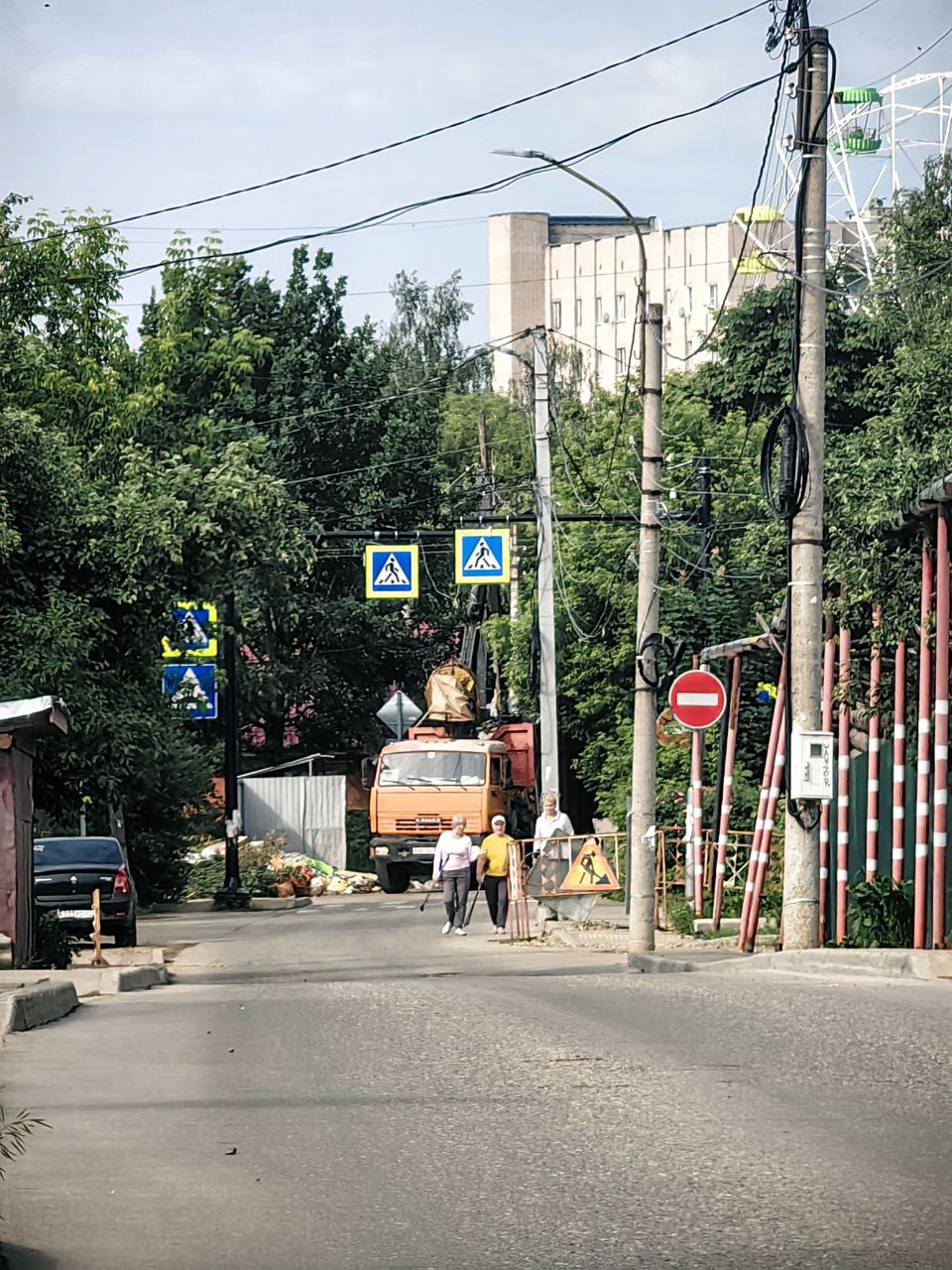 Граждане пожаловались нам на безобразное состояние контейнерной площадки в переулке 1-й Северный пересечение с пер. Отбельным в Иванове. В регоператоре прокомментировали, что «оказать услугу по вывозу крупногабаритных отходов с площадки на пер. 1-й Северный в настоящее время невозможно ввиду провисшего кабеля, который представляет угрозу для безопасной работы техники и сотрудников». Однако утром площадка оказалась вычищена. Прислали через фото и прокомментировали: «О как! Или кабель самонатянулся, или починили за ночь, а может и не мешал... »