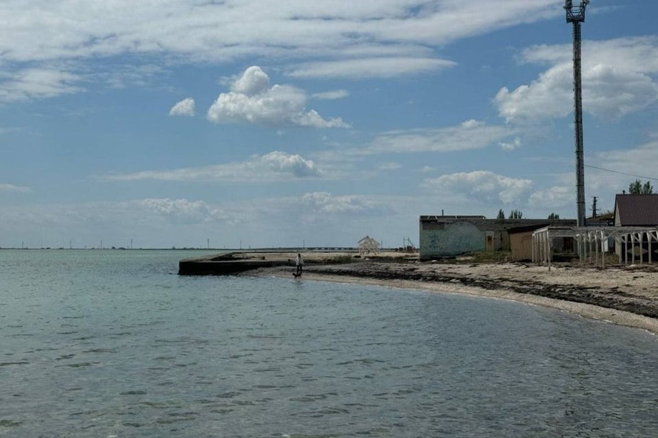 В Азовском море перевернулась лодка с рыбаками, один человек погиб  В воскресенье, 10 ноября, в Азовском море перевернулась лодка с двумя рыбаками. Погиб 50-летний житель. Еще одному рыбаку – 29-летнему мужчине - удалось выбраться на берег.   «Первую помощь ему оказали очевидцы. Вероятной причиной  трагедии  могло стать отсутствие спасательных жилетов», - сообщило ГУ МЧС России по Херсонской области.