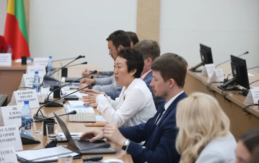 Забайкалье вошло в тройку регионов ДФО, где наблюдается прирост рождаемости в многодетных семьях В Забайкалье наблюдается прирост рождаемости, в том числе - третьих детей в семьях. Об этом говорили участники совета по качеству жизни под председательством руководителя представительства Агентства стратегических инициатив на Дальнем Востоке Ольгой Куриловой в правительстве Забайкалья 25 июня. Ольга Курилова поблагодарила команду Забайкальского края за совместную работу. «Сегодня мы большой командой работаем в Забайкалье в части демографии, поддержки рождаемости, многодетности семей. Это говорит о том, что мы движемся с вами в точном направлении и правильно. И я хочу поблагодарить за работу всех своих коллег. Та работа, которую мы провели сейчас за два эти дня, была достаточно содержательной. Хотелось бы, чтобы все наработки, всё то, что мы с вами обсуждаем, притворялось в жизнь. Поэтому очень важно, что мы запустили рейтинг качества жизни, мы смотрим на то, что люди оценивают работу правительства России, региона в целом и всех команд», - сказала Ольга Курилова. Руководитель направления «Качество жизни и демографический потенциал» в «Восточном центре государственного планирования» Елена Ли в рамках совместной работы с экспертной группой Агентства стратегических инициатив в Забайкалье отметила, что это прирост рождаемости - очень редкая тенденция для регионов Дальнего Востока. В ДФО на сегодня только в трех субъектах схожий вектор развития демографии. Она подчеркнула, что достигнуты успехи, в том числе благодаря работе правительства Забайкальского края в рамках проводимой демографической политики. «Женщины понимают, что готовы реализовать свою женскую миссию - создавать семью. Это говорит о хороших, правильных семейных ценностях в обществе. Статистика показывает, что прирост рождаемости, особенно третьих рождений, мы наблюдаем именно в Забайкальском крае. Это уникальная ситуация», - сказала Елена Ли. Подписывайтесь:
