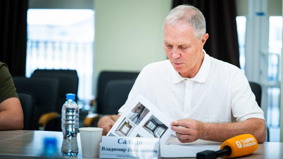 Сальдо улучшение системы образования остается приоритетом Обновление материально технической базы образовательных учреждений остается приоритетом для руководства Херсонской области поскольку при Украине левобережье Днепра они по сути были заброшенными заявил журналистам губернатор Владимир Сальдо Я не могу говорить только о достижениях есть и проблемы Считаю что можно быстрее усовершенствовать реформировать и отремонтировать систему образования Потому что она на левобережье Херсонской области была в самом заброшенном состоянии В состоянии 1980 х годов Сейчас идет возрождение нас поддерживает федеральное правительство но мощностей строительных организаций не хватает сказал Сальдо отвечая корреспонденту ХАН на Таврическом инвестиционно экономическом форуме в Москве Он поблагодарил за помощь регионы шефы но призвал усилить работу в этом направлении