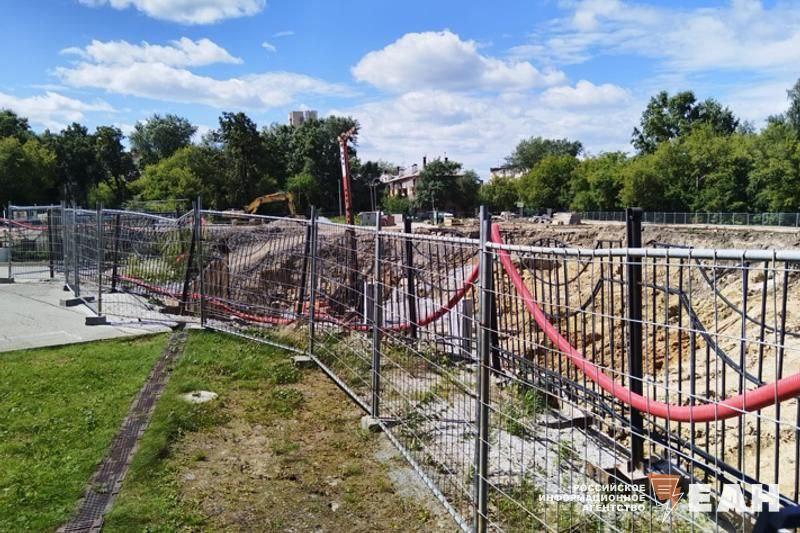 Солнцев наказал главе Кувандыка жить круглые сутки в парке до сдачи объекта Губернатор Оренбургской области Евгений Солнцев предложил чиновнику жить круглые сутки в парке до сдачи объекта в срок Тема благоустройства обсуждалась в среду 5 ноября на заседании областного правительства Идите и живите там рабочий день начинайте и заканчивайте с этого объекта проводите оперативку в обед Берите хозяина этой компании и вместе с жителями никуда его не отпускайте пусть живет там в палатке круглосуточно сказал Солнцев Пахомову Также губернатор выяснял вместе с главой города Орска Артемом Воробьевым почему не исполняются планы по благоустройству Центрального парка и скверу им Пушкина Он отметил что прокуратура тоже должна жестко следить за соблюдением этих сроков чиновниками Подпишитесь на канал ЕАН Оренбург