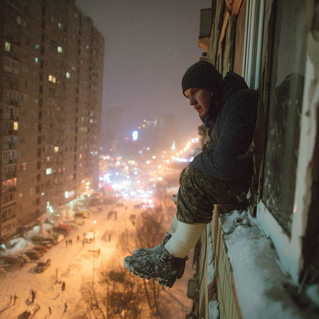 В Артёме пациент с переломанной ногой устроил дебош в травмпункте и выпрыгнул в окно Росгвардия ловила его под машиной Ночью в травмпункте Артёма сработала тревожная кнопка медики сообщили что пациент после оказания помощи стал неуправляемым 17 летний парень пришёл с переломом ноги ему наложили гипс но вместо благодарности он начал оскорблять персонал распахнул окно и буквально выпрыгнул на улицу Росгвардейцы нашли его на парковке подросток прятался под машиной Выяснилось что вечером он позаимствовал ключи от чужого внедорожника поехал кататься с друзьями и попал в ДТП где и получил травму Владельцу машины о случившемся сообщили уже сотрудники охраны сам парень предпочёл спрятаться а не извиниться Его передали полиции для разбирательства вопросы теперь возникнут и по угону и по дебошу в медучреждении Подписаться забустить