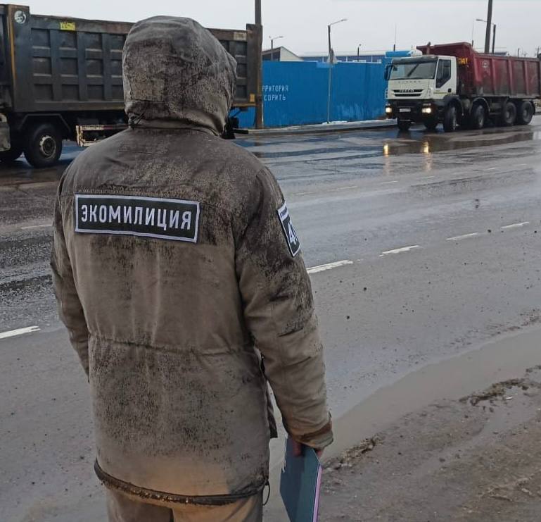 Во Всеволожском районе 14 грузовиков проверили на законность транспортировки отходов во время совместного рейда областной Экомилиции и Госавтоинспекции.   По результатам проверок в поселке имени Свердлова и на Дороге жизни в отношении водителей-нарушителей вынесены пять административных постановлений и три протокола. Теперь их ждут штрафы за незаконную перевозку мусора.   Для обеспечения экологической безопасности в регионе областной Эконадзор усилит системные проверки перевозчиков отходов на транспортных артериях Ленобласти.