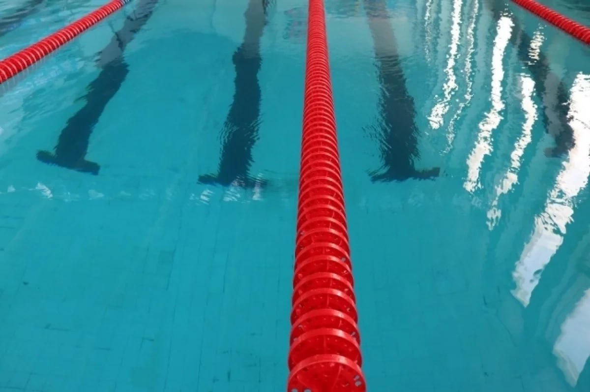 В Казани стартовал чемпионат России по плаванию на короткой воде котором участвуют порядка тысячи спортсменов со всей страны По итогам очередного соревновательного дня воронежская спортсменка Дарья Клепикова завоевала серебряную медаль турнира Девушка показала второй результат на дистанции 50 метров баттерфляем 25 61 Клепикова уступила победительнице Арине Сурковой из Новосибирской области чуть больше полсекунды Национальный турнир продлится в столице Татарстана до 12 ноября aifvrn