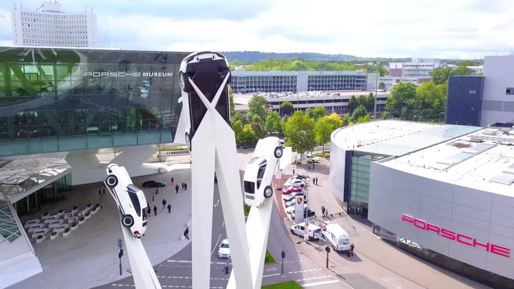 Прибыль Porsche рухнула на 91%.   Компания заработала в автомобильном бизнесе  то есть без учёта финансовых услуг  лишь 154 млн евро в последнем квартале. Это снижение почти на 91% по сравнению с аналогичным периодом прошлого года, когда прибыль Porsche составила 1,7 млрд евро. Выручка бренда сократилась примерно на 12,9% и составила чуть более 8,3 млрд евро.   Руководство Porsche намерено сократить около 1900 рабочих мест в Штутгарте к 2029 году. Разрабатываются и другие планы по сокращению.