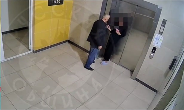 Оренбург Медиа Жители улицы Юркина жалуются на пристающего к детям мужчину По словам жильцов многоэтажки в Оренбурге мужчина неславянской внешности преследовал 10 летнюю девочку возле подъезда а затем зашел с ребенком в лифт Инцидент произошел в доме 4 1 по улице Юркина Происходящее попало в объектив камер видеонаблюдения установленных в подъезде и лифте Комментарий жильцов и полиции Оренбург Медиа