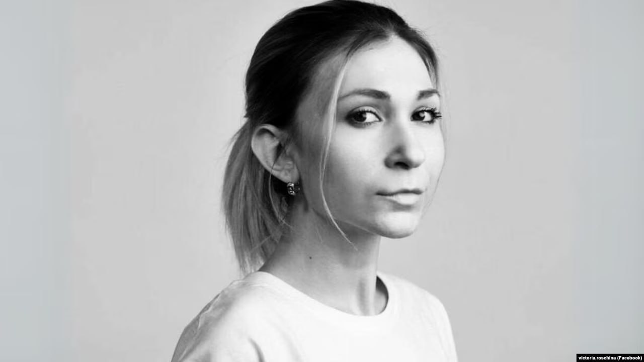 Тело журналистки Виктории Рощиной, которая умерла в российском плену, вернули в Украину. Об этом в интервью изданию «Цензор.НЕТ» сообщил заместитель министра внутренних дел Украины Леонид Тимченко. «Ее тело вернули в рамках недавней репатриации в конце февраля этого года. С помощью ДНК-экспертизы была установлена ее личность». ℹ 10 октября 2024 года в Координационном штабе сообщили, что украинская журналистка Виктория Рощина, пропавшая без вести во время поездки на оккупированные территории и удерживаемая на территории России, умерла в российском плену. Она перестала выходить на связь с родными 3 августа 2023 года.