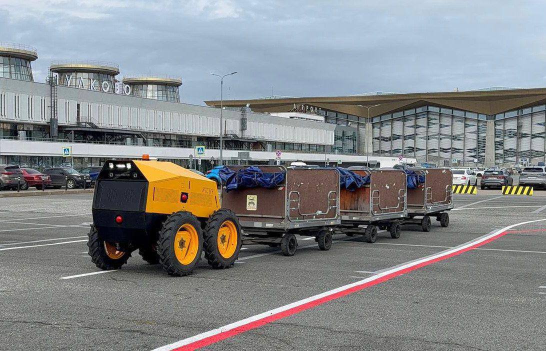 Пулково может стать пилотным полигоном для тестирования беспилотной техники Внедрение этой техники призванной повысить безопасность и эффективность работы воздушной гавани обсуждалось на рабочей встрече представителей аэропорта компании Когнетив и замминистра транспорта Владимира Потешкина Так беспилотный тягач испытанный накануне на тестовом полигоне Когнетива в будущем сможет использоваться для буксировки багажных тележек сообщают в Минтрансе fontankaspb