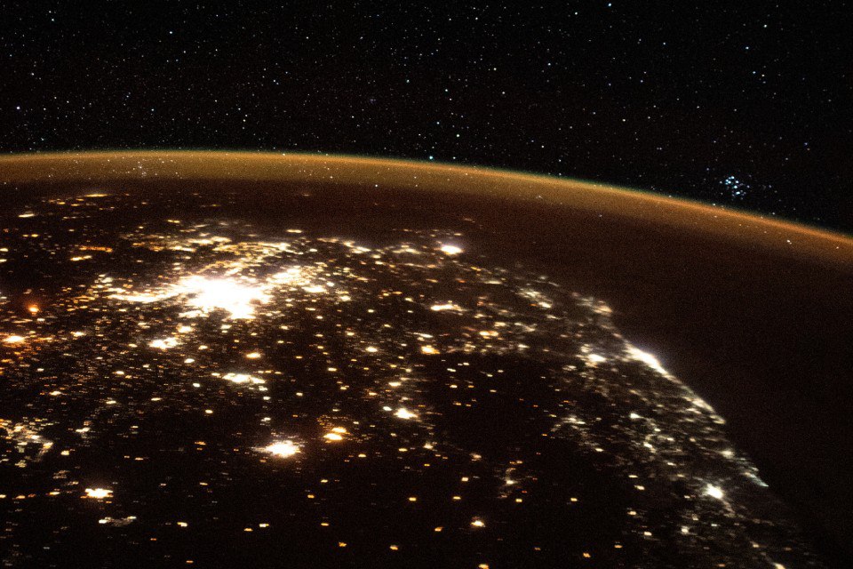 Первому долговременному полету на МКС 25 лет за эти годы на станции побывали 290 человек С момента прибытия на станцию 2 ноября 2000 года первой долговременной экспедиции в составе российских космонавтов Сергея Крикалева и Юрия Гидзенко а также астронавта NASA Уильяма Шеперда на МКС постоянно поддерживается человеческое присутствие За 25 лет эксплуатации МКС в постоянном пилотируемом режиме на станции успели поработать 290 человек из 24 стран с том числе Белоруссии Германии Канады Японии и др Большинство из них космонавты мужчины 239 человек однако на космической станции побывало и немало женщин 51 космонавтка К станции летал 71 Союз а также 37 американских Space Shuttle 16 Crew Dragon и один Starliner В открытом космосе за всю историю МКС удалось поработать 157 специалистам из 10 стран Они совершили 277 выходов в том числе 75 по российской программе