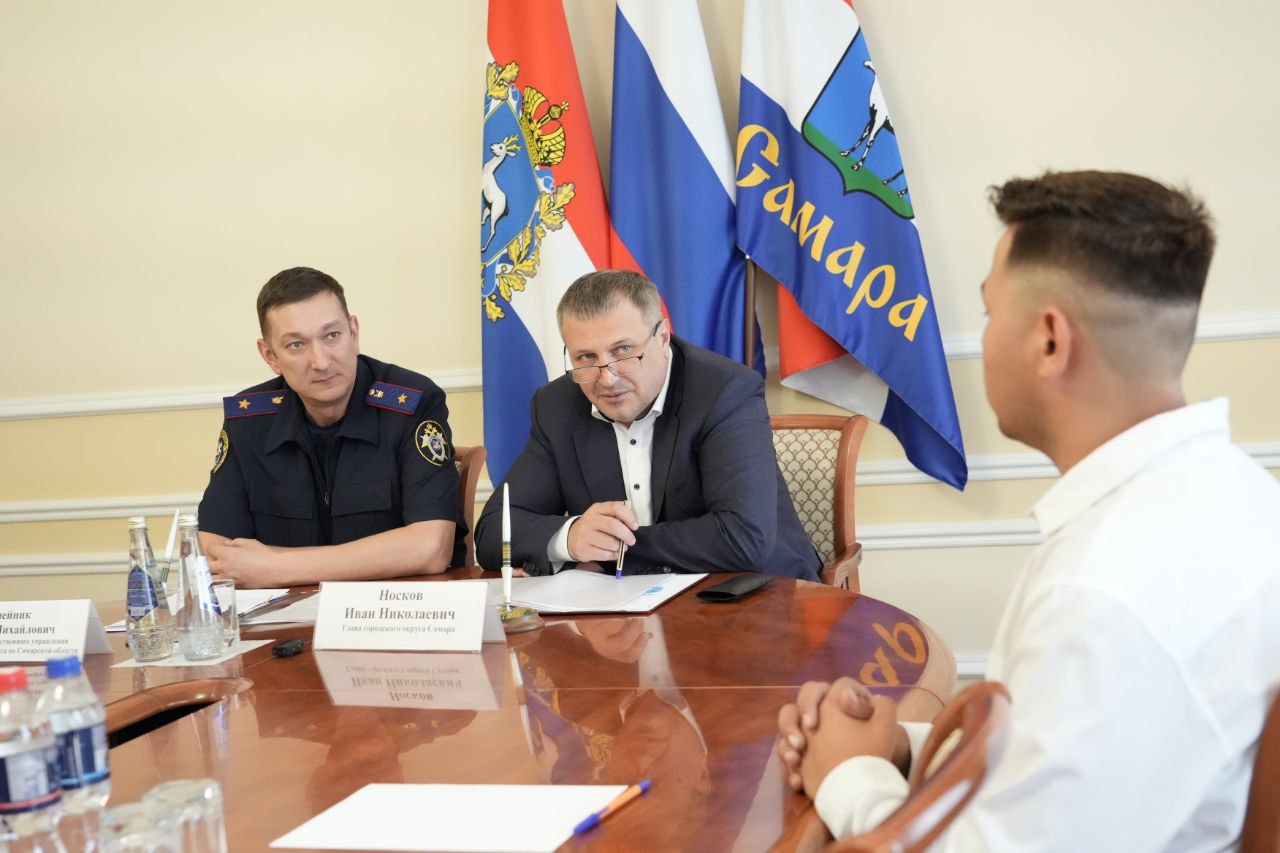 Руководитель следственного управления СК РФ по Самарской области Павел Олейник провел прием граждан совместно с главой Самары Иваном Носковым  13 августа руководитель следственного управления СК РФ по Самарской области Павел Олейник и глава города Самара Иван Носков провели совместный прием граждан по вопросам реализации жилищных прав детей-сирот и детей, оставшихся без попечения родителей.     На прием пришли 9 заявителей с вопросами, связанными с жильем – сроками получения жилья, расчетом метража и оказанием материальной помощи на покупку мебели и предметов первой необходимости.     Все заявители, обратившиеся на прием, интересовались сроком выдачи положенных им по закону квартир, и все получили ответы на свои вопросы.   «Со всеми самарцами, имеющими право на получение квартиры, мы вели индивидуальную работу, квартиры планируем выдавать уже осенью этого года. Кроме того, в каждом случае индивидуально решаем вопрос оказания материальной помощи для покупки предметов первой необходимости в новое жилье»,  - подчеркнул глава города Самара Иван Носков.   Сотрудники следственного управления СК РФ по Самарской области проконтролируют сроки предоставления жилых помещений детям-сиротам, а также качество бытовых условий их дальнейшего проживания.