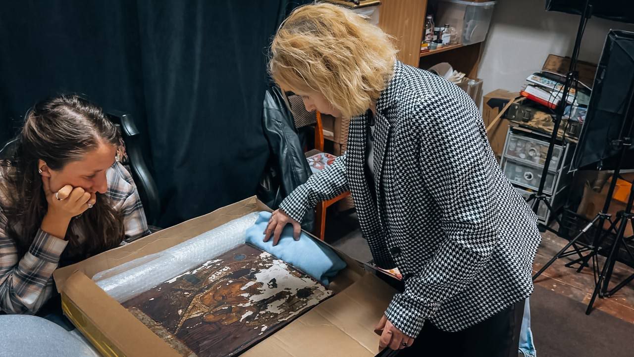 Икона найденная на Бугазской косе в Анапе передана на реставрацию Напомним что икону Божией матери нашли волонтёры во время мониторинга берега Реставрировать ее будет потомственный иконописец Софья Мачигина Ее мастерская находится в Краснодаре А сама Мачигина председатель творческого союза иконописцев имени Трубецкого Реставрация займет около 6 8 месяцев setisitolopata Радио 104FМ Новая Россия