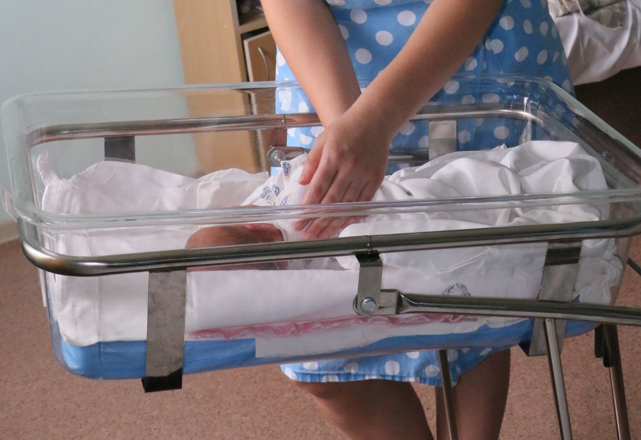 Роды на снегу в садах приняла у прохожей жительница Челябинска Утренняя прогулка 24 декабря закончилась для хозяйки двух собак спасением двух человек В пяти метрах от главной дороги возле садов лай питомцев обратил ее внимание на стоящую на коленях в сугробе плачущую беременную женщину Та призналась что ее бросил муж и у нее начались схватки На счету была каждая минута и очевидица решила действовать она помогла роженице раздеться подложила свой шарф заставляла ее дышать и тужиться Ребенок появился спустя полчаса Принимали его в пуховик Он сначала синий был закашлял и заплакал Но надо было что то делать с пуповиной Пока женщина тужилась я еле еле вытянула плаценту цитируют героическую женщину журналисты Комсомолки Убедиться что с младенцем все хорошо и узнать что на свет появилась девочка удалось в квартире ближайшей девятиэтажки куда Ольгу пустили после криков о помощи Вскоре на место приехала скорая помощь новоиспеченную маму осмотрели и вместе с ребенком забрали в роддом В больнице уточнили что малышка появилась на свет весом 3940 граммов и ростом 53 сантиметра Несмотря на экстремальные роды с ней и ее мамой всё хорошо Они находятся под наблюдением медиков А их спасительница вместе с неравнодушными челябинцами тем временем собирает им необходимые вещи Желающих поддержать оказавшуюся в трудной жизненной ситуации молодую маму оказалось немало Подписаться на vecherchel Голосовать за канал