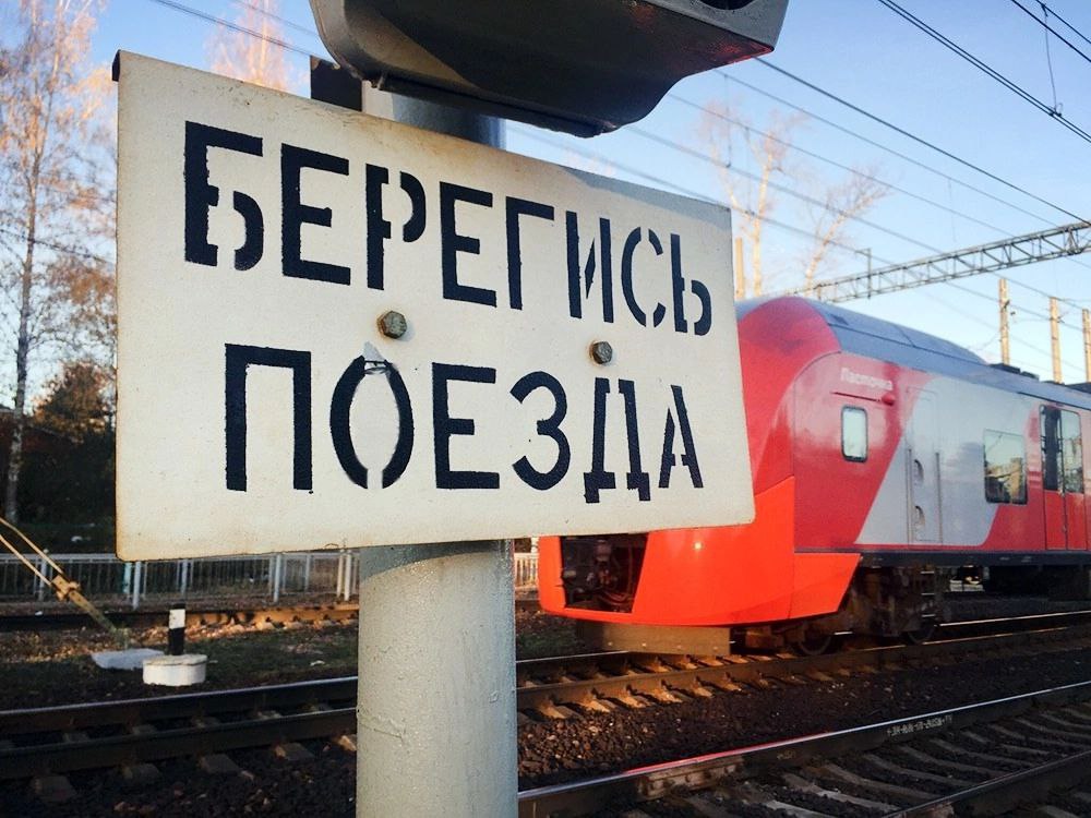 В Канаше женщина погибла под поездом: проводится проверка На железнодорожной станции Канаш Чувашской Республики произошло трагическое происшествие — под колёсами поезда погибла 64-летняя женщина. Инцидент произошёл днём 8 июня 2025 года. Как сообщает Казанский следственный отдел на транспорте Центрального МСУТ СК России, по факту смертельного травмирования организована доследственная проверка по статье 263 УК РФ нарушение правил безопасности движения и эксплуатации железнодорожного транспорта . По предварительным данным, предотвратить наезд машинисту не удалось. Женщина получила тяжёлые травмы и скончалась на месте. Сейчас следователи устанавливают все обстоятельства происшествия, проводится комплекс проверочных мероприятий.