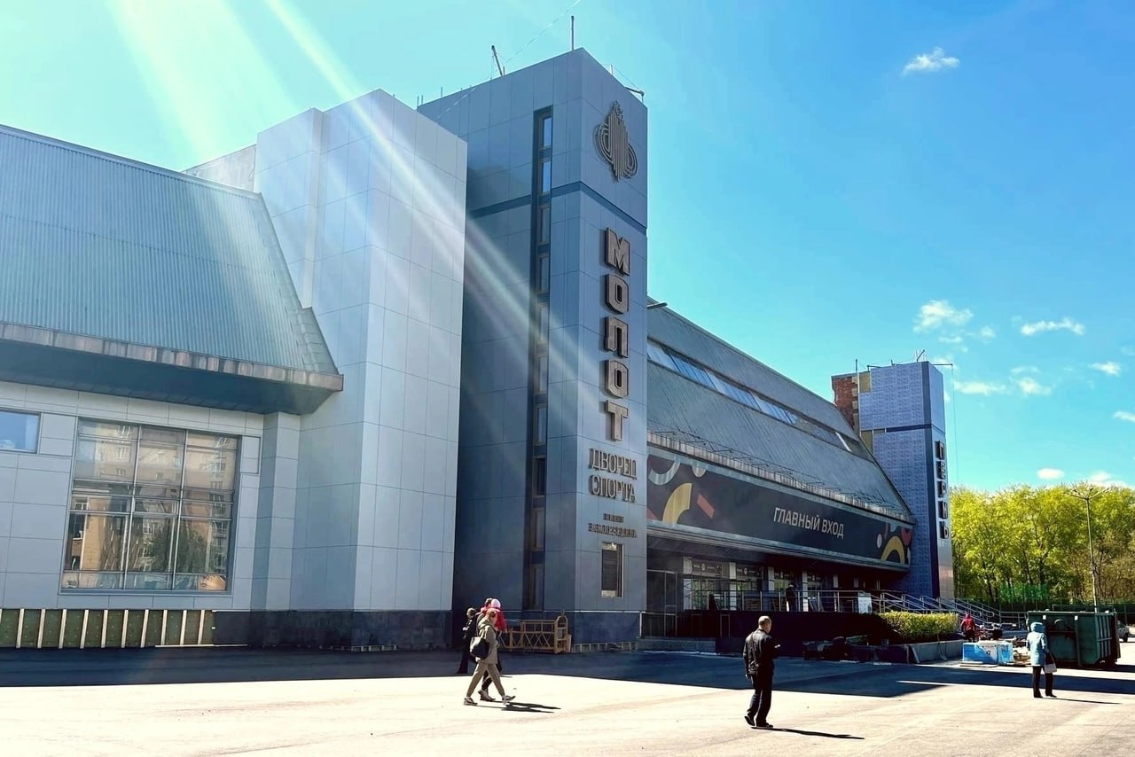 В Перми к 2028 году откроют спорткомплекс «Территория спорта». Краевые власти выделили 2,7 млрд рублей на его строительство возле УДС «Молот». В комплексе появятся хоккейная арена, 25-метровый бассейн, залы для единоборств, баскетбола, волейбола, бадминтона и кафе. Ждём? / — конечно/а точно построят? Подписаться Прислать новость