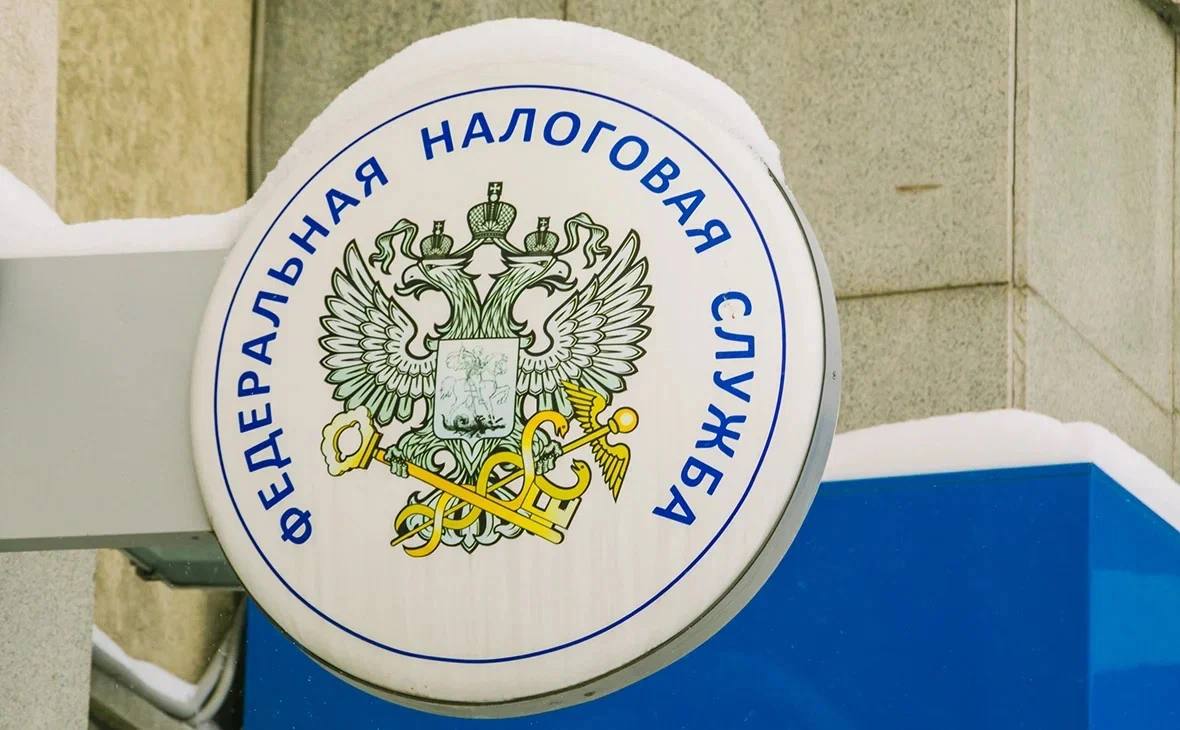 Эксперты оценили влияние повышения НДС на бизнес в Башкирии С 1 января 2026 года основная ставка налога на добавленную стоимость НДС повысилась с 20 до 22 На социально значимые товары сохраняется пониженная ставка 10 она применяется к некоторым видам продуктов питания лекарствам детским товарам и т п Новую ставку налога начали применять к товарам отгруженным с 1 января 2026 года Ключевым при расчете НДС является именно момент отгрузки товара а не его оплаты пояснили в Федеральной налоговой службе Повышение НДС отразится и на бизнесе и на конечных потребителях товаров и услуг сообщил РБК Уфа генеральный директор юридической компании ТКВ Групп Кирилл Текшин Прямой эффект повышения НДС как правило трансформируется в умеренный рост цен однако его величина будет зависеть от конкретных рынков полагает Кирилл Текшин Так в отраслях характеризующихся высокой конкуренцией и большим количеством продавцов бизнес будет сдерживать рост цен за счет собственной маржи тогда как в нишах с ограниченной конкуренцией или регулируемым спросом налоговая нагрузка быстрее отразится на конечной стоимости товаров и услуг Существенного одномоментного скачка цен при этом ожидать не стоит уверен эксперт Повышение ставки НДС с 20 до 22 одно из самых чувствительных налоговых изменений для российской экономики говорит налоговый ангел эксперт по налоговым спорам основатель и генеральный директор ООО Правовые и бухгалтерские услуги Екатерина Кузнецова НДС затрагивает практически все цепочки создания стоимости поэтому его рост неизбежно отразится и на бизнесе и на конечных потребителях Крупные компании с высокой оборачиваемостью и сильной переговорной позицией смогут перераспределить нагрузку быстрее тогда как МСП столкнется с ростом издержек кассовыми разрывами и необходимостью пересмотра финансовых моделей отмечает эксперт Больше всего повышение ставки отразится на таких отраслях как розничная торговля и оптовая дистрибуция строительство и девелопмент общественное питание и сфера услуг транспорт и логистика обрабатывающие производства перечисляет эксперт Повышение НДС мера бюджетного балансирования Государство по сути перекладывает часть своих расходов на экономику говорит управляющий партнер юридической компании Vita Liberta Сергей Конон Часть бизнеса может уйти в тень а некоторые предприниматели переведут часть расчетов в наличные полагает руководитель бухгалтерской компании Самитов Консалтинг Марат Самитов Руководитель Tax Ruling Михаил Ефимов напоминает что помимо повышения стандартной ставки НДС с 20 до 22 с 2026 года также снижен порог по выручке для применения специальных ставок по НДС для субъектов малого и среднего бизнеса с 60 млн до 20 млн руб с последующим поэтапным снижением данного значения до 10 млн руб Эксперт уверен что массового ухода в тень ожидать не стоит так как налоговые органы научились определять серые схемы путем сопоставления доходов собственников бизнеса с понесенными расходами РБК Уфа в Telegram РБК Уфа в MAX