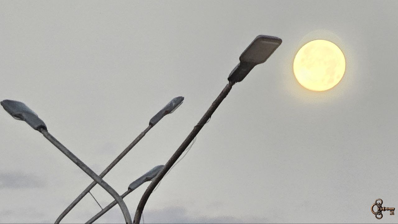 Городские депутаты заслушали доклад администрации о состоянии уличного освещения в Великом Новгороде С 2023 по 2025 год содержанием освещения должна была заниматься компания Светосервис из Подмосковья но из за большого износа сетей и погодных условий контракт был реализован быстрее запланированного срока Подрядчик отказался сместить акцент с обслуживания на аварийные работы и продолжить работу Контракт был расторгнут После этого было принято решение о заключении контрактов с тремя новыми организациями для поддержания работоспособности сетей а также о создании муниципальной службы на базе Городского хозяйства для выполнения аварийных и экстренных работ На данный момент продолжаются работы по замене кабеля на изолированный и замене неисправных светильников Всего для модернизации оборудования и замены сетей требуется 600 миллионов рублей В бюджете на следующий год заложен только 51 миллион рублей на содержание и оплату счетов электроэнергии по уличному освещению Депутаты предложили администрации подготовить план ремонта осветительного оборудования и информацию о необходимом финансировании