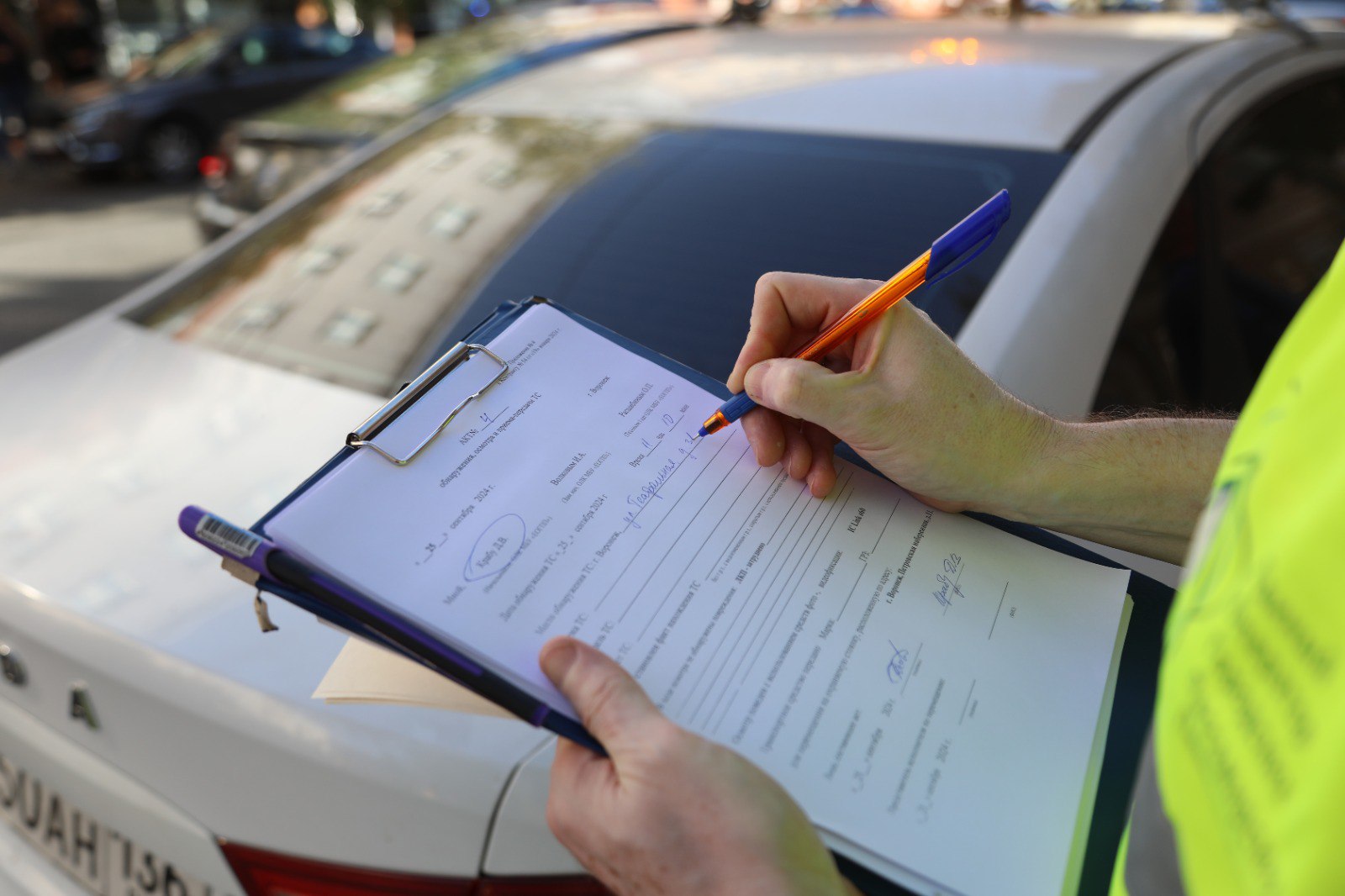 В Воронеже продолжается эвакуация автомобилей с закрытыми или отсутствующими госзнаками  Эта работа ведется Единым оператором городских пассажирских перевозок совместно с Госавтоинспекцией.  Напомним, эвакуация транспортных средств в региональном центре выполняется не только за нарушения Правил дорожного движения, но и согласно требованиям антитеррористической безопасности.  В ходе мониторинга – личного, либо при помощи стационарных камер фото- и ведеофиксации, расположенных в городе – определяются транспортные средства с нечитаемыми госзнаками, либо вовсе без них. Далее на место направляется эвакуатор, транспортирующий авто на временную охраняемую стоянку. Теперь таких площадок в городе две – на улице Обручева и в районе Петровской набережной.  Вместе с тем, в ходе рейдов госзнаки, закрытые  посторонними предметами – визитками, картами и т.п. – могут очищаться от них. При этом, если машина, к примеру, находится в зоне платной парковки без внесения платы, собственнику будет назначен административный штраф  сегодня он составляет 3000 рублей .   Как отмечают участники контрольных мероприятий, сейчас случаи сокрытия госзнаков являются, скорее, единичными.    Чтобы вернуть свой автомобиль, владельцу необходимо обратиться в Единую дежурно-диспетчерскую службу по номеру 112, удостоверившись, что он эвакуирован, а затем проследовать к указанному месту стоянки. Там – предъявить сотруднику Госавтоинспекции свидетельство о регистрации транспортного средства и документ, удостоверяющий личность, получить разрешение на выдачу автомобиля и забрать его. Сделать это можно ежедневно с 9:00 до 21:00.