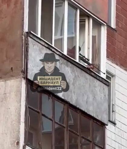 Мужчина с оружием искал мишень на балконе многоэтажки в Барнауле В сообществе «Инцидент Барнаул» очевидцы поделились жуткими кадрами, на которых житель 10-этажного дома № 239 на улице Антона Петрова стоит с оружием на балконе и целится. Для проведения разбирательства место были вызваны сотрудники полиции. «По данному факту проведена проверка. Установлено, что в доме по улице Антона Петрова хозяин одной из квартир выстрелов не производил. У владельца оружия проверены документы. С ним проведена профилактическая беседа», — пояснили по факту инцидента в пресс-службе полиции Алтайского края.