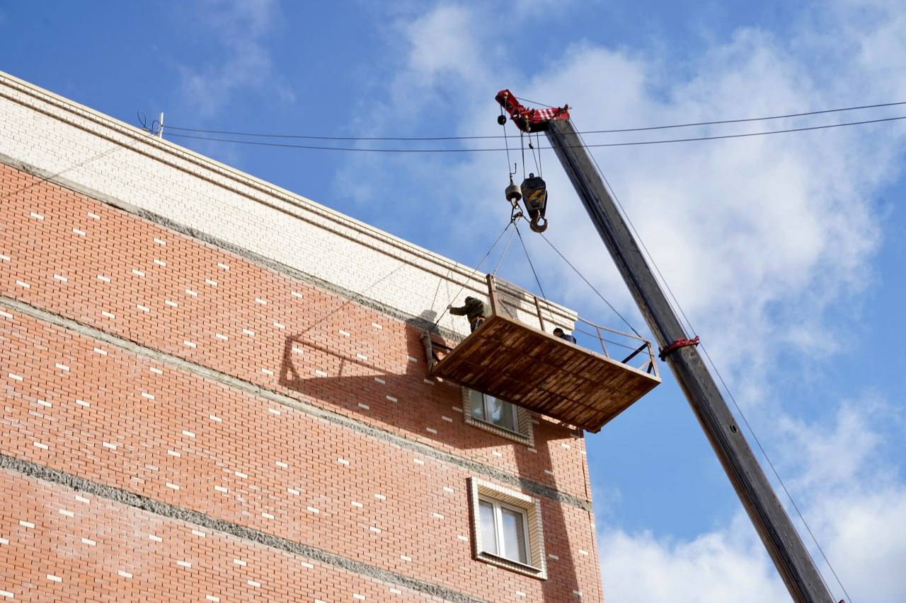 Иркутская область заняла второе место по вводу жилья в 2025 году среди субъектов СФО Такие данные приводит Иркутскстат За 12 месяцев в регионе введено 1 935 2 тыс кв м из которых 346 2 тыс кв м в многоквартирных домах и еще 1 589 тыс кв м это индивидуальное жилищное строительство В соответствии с соглашением заключенным между Министерством строительства и жилищно коммунального хозяйства России и Правительством Иркутской области для региона был установлен показатель по вводу жилья на 2025 год на уровне 1 520 0 тыс кв м он перевыполнен на 27 3 Одной из ключевых задач министерства является последовательная реализация государственной политики в сфере жилищного строительства Высокие темпы ввода жилья и перевыполнение плана почти на треть это значимый результат который демонстрирует эффективность совместной работы органов власти застройщиков и всего строительного комплекса области отметил министр строительства Алексей Емелюков Подписывайтесь на Правительство Иркутской области в MAX