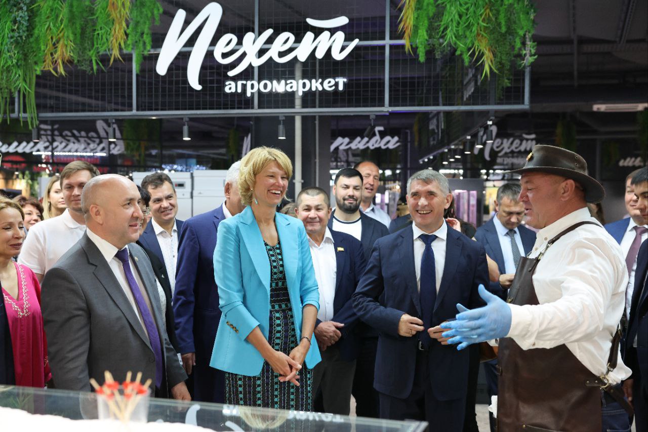 В Чувашии открылся первый агромаркет местной продукции «Пехет» В торжественном открытии приняли участие Министр сельского хозяйства России Оксана Лут, Глава Чувашии Олег Николаев и Премьер-министр Сергей Артамонов. Здесь можно найти всё самое свежее и вкусное: Более 50 местных фермеров и производителей: мясо, молоко, сыры, мед, овощи и многое другое. Товары народного промысла и сувениры с национальным колоритом. Приезжайте, приходите, покупайте. «Пехет» рад видеть вас с 10:00 до 21:00. Кстати, рядом с ТРЦ «Каскад» на нижней площадке установили остановку общественного транспорта. Там останавливаются автобусы № 5 и № 13. Также до «Каскада» можно добраться на троллейбусе № 21. #МинсельхозЧувашии