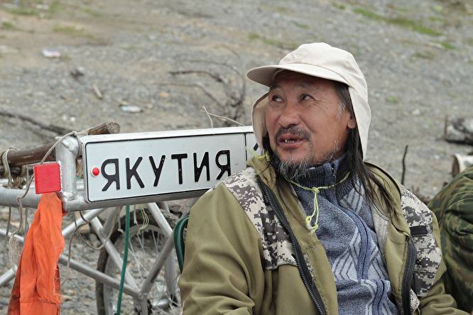 Шамана Александра Габышева перевели из Уссурийска в Якутск на более мягкий режим Шаман Александр Габышев известный своим походом из Якутска в Москву в 2019 году переведён из Уссурийска в психбольницу общего типа в Якутске Решение о смягчении режима суд принял ещё в июне 2025 го но его исполнение затянулось до сентября Теперь Габышев сможет общаться с родственниками Ранее он почти четыре года находился в психбольницах строгого типа сначала в Новосибирске затем в Уссурийске Его история началась после задержания на границе Бурятии и Иркутской области а затем уголовного дела о призывах к экстремизму    Реклама