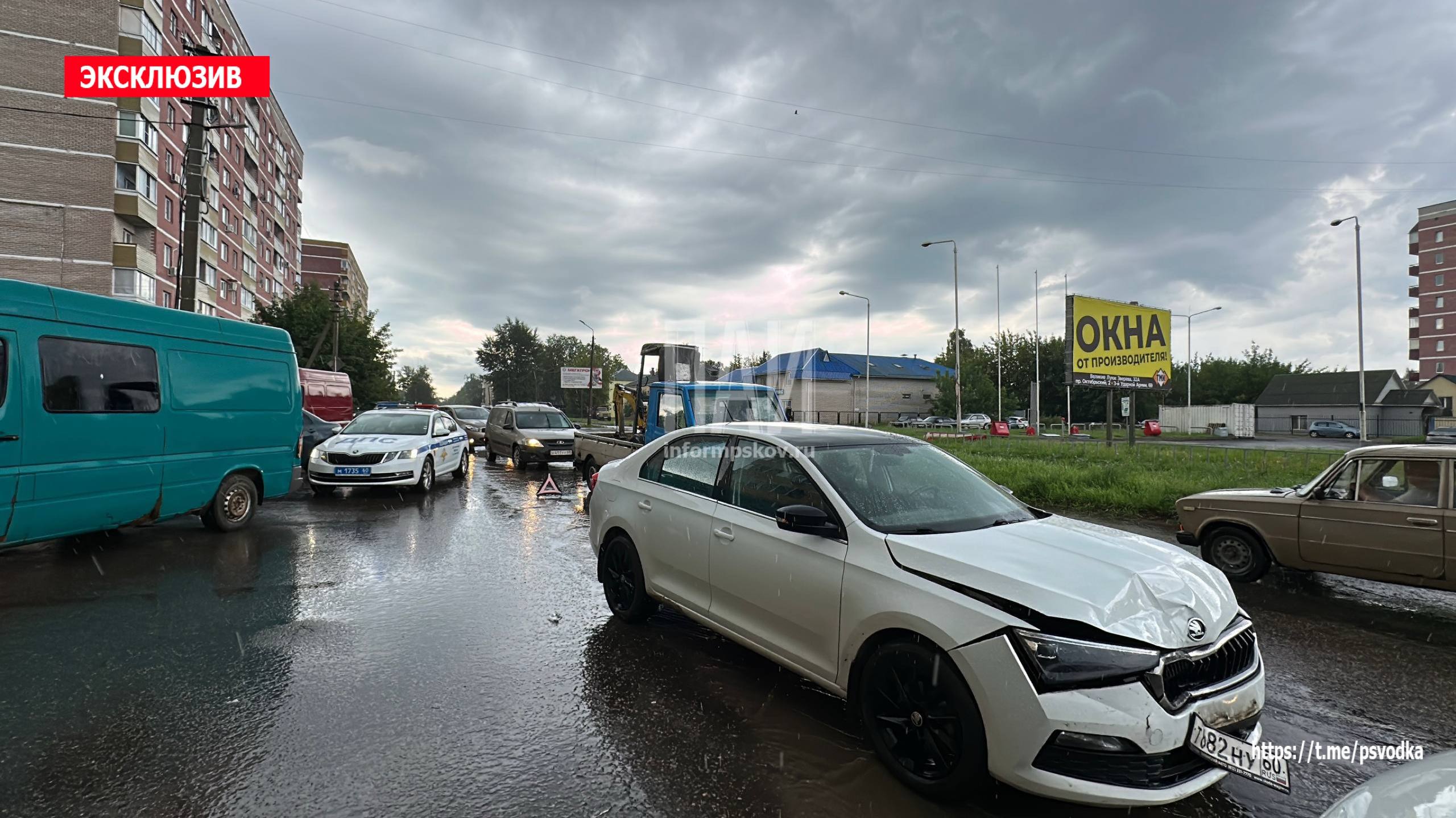 В Великих Луках на улице Холмской, 20  поворот у АЗС "Сургутнефтегаз"  столкнулись три автомобиля: Hyundai, Volvo и Škoda.    Два человека пострадали и были госпитализированы.    На месте работают бригада скорой помощи, пожарное подразделение и сотрудники ГАИ. Обстоятельства ДТП выясняются.