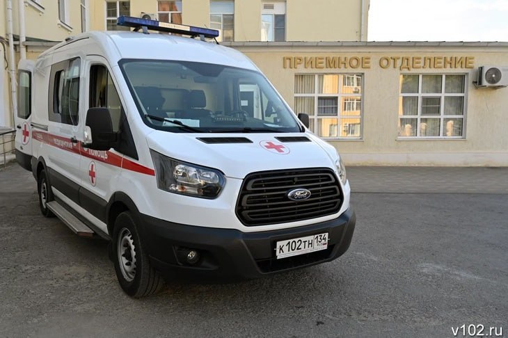 В Центральном районе Волгограда полиция организовала проверку по факту травмирования ребёнка Мальчик в возрасте 6 лет тяжело пострадал после падения на прогулке в детском саду В отдел полиции 4 Управления МВД России по городу Волгограду обратился 31 летний местный житель с заявлением о привлечении к ответственности работников детского сада В ходе опроса заявителя было установлено что его 6 летний сын находился на прогулке в детском саду где его толкнул сверстник после чего мальчик упал на землю получив травму сообщили журналистам в пресс службе ГУ МВД России по Волгоградской области Отметим по информации правоохранительных органов ребёнку потребовалась госпитализация В настоящее время по факту ЧП организована проверка по результату которой действиям сотрудников учреждения будет дана правовая оценка Мы в МАХ   max ru v102ru Подписывайтесь