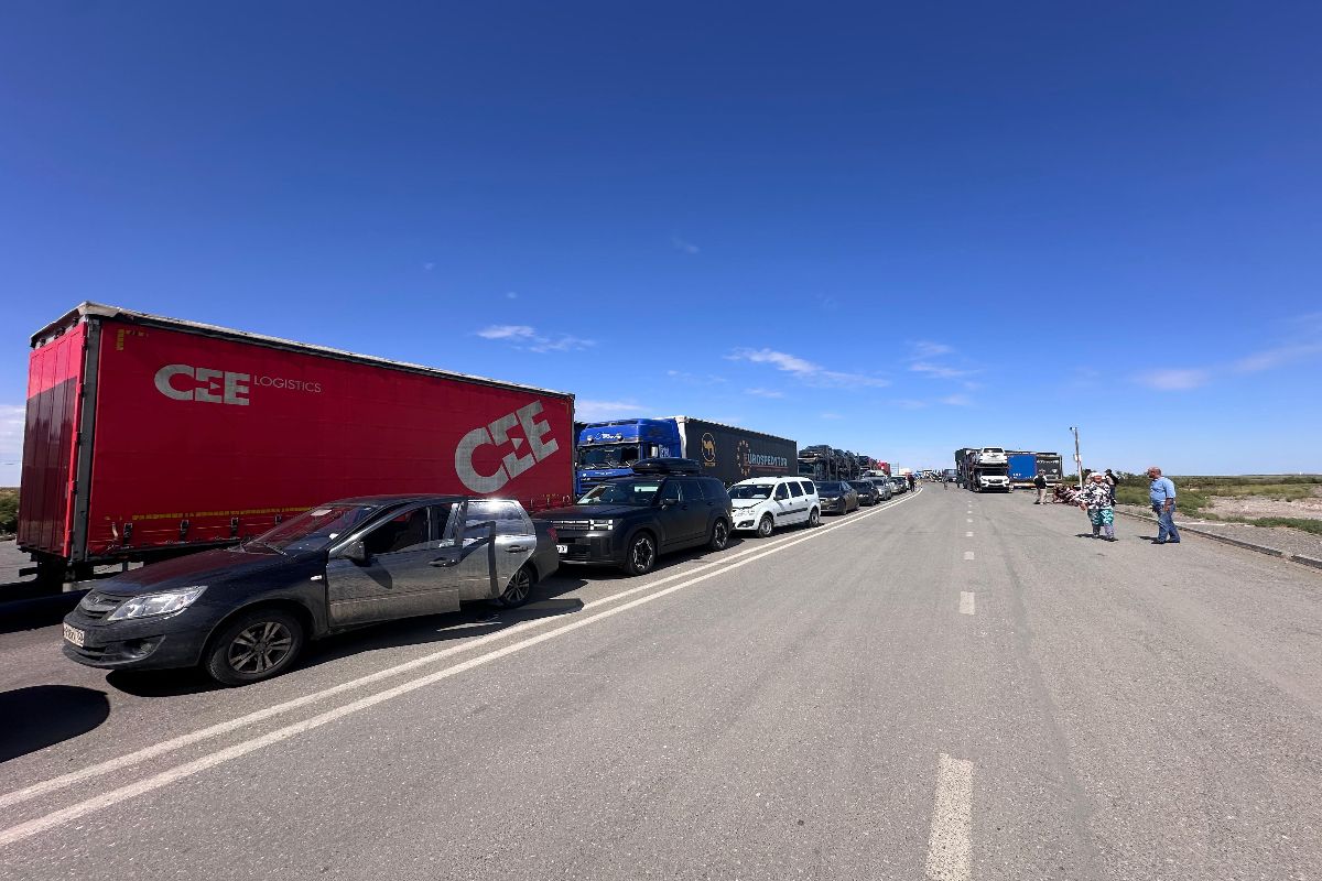 Очереди из легковых и грузовых авто наблюдаются на казахстанско-российской границе Скопление грузовых и легковых машин наблюдается на автомобильном пункте пропуска «Курмангазы», соединяющем Атыраускую область с Астраханской. Водители жалуются, что приходится стоять часами на жаре, без условий и в полном неведении о ситуации. Пробка на границе наблюдается довольно серьезная, люди проводят в очереди от двух до четырёх часов. При этом в округе проблематично найти элементарное: воду и туалет.