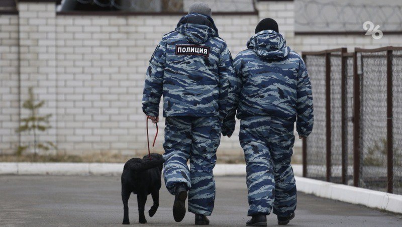 Угроза минирования поступила в райадминистрацию станицы Ессентукской Сообщение о возможном минировании поступило сегодня утром в администрацию по электронной почте. Его передали в ЕДДС. «К месту происшествия незамедлительно направлены службы экстренного реагирования. Весь персонал администрации, а также посетители, пребывавшие в здании в момент получения известия, были оперативно эвакуированы. Гражданам рекомендуется сохранять спокойствие и придерживаться инструкций сотрудников экстренных служб», — отметил глава округа Николай Бондаренко. Upd.: Угроза взрыва в административном здании не подтвердилась.