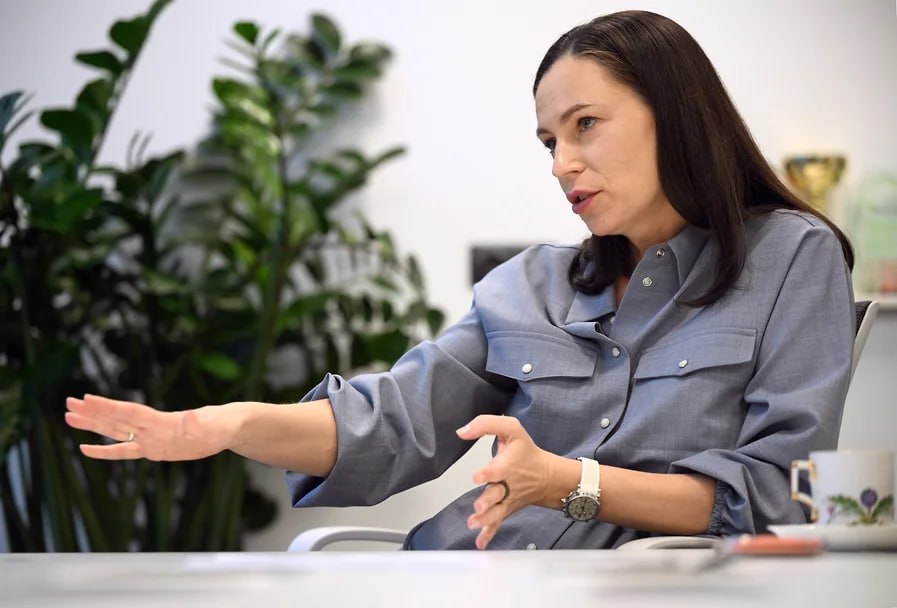 Маркетплейсы в России не сумели существенно укрепить свои позиции в сфере продуктового ритейла в отличие от непродуктовых сегментов Согласно интервью президента Х5 Екатерины Лобачевой изданию Коммерсант ритейлеры уверенно удерживают свои позиции в онлайн продажах и доставке продуктов питания X5 Рыночная доля X5 на рынке e grocery составляет 18 в то время как у маркетплейсов она занимает около 5 7 Лобачева пояснила что сложность развития фуд сегмента для онлайн платформ связана с логистическими и планировочными задачами Она отметила что в самой компании ускорение доставки стало одним из приоритетов в Пятерочке более 40 заказов доставляются быстрее чем за 20 минут Кроме того Х5 активно расширяет своё присутствие на Дальнем Востоке Интернет доставка уже составляет более 10 оборота в этом округе Лобачева также рассказала о важности развития дискаунтеров Чижик который уже достиг положительной EBITDA благодаря разумному ценообразованию и исключению маркетинговых затрат jkinvest news jkinvest