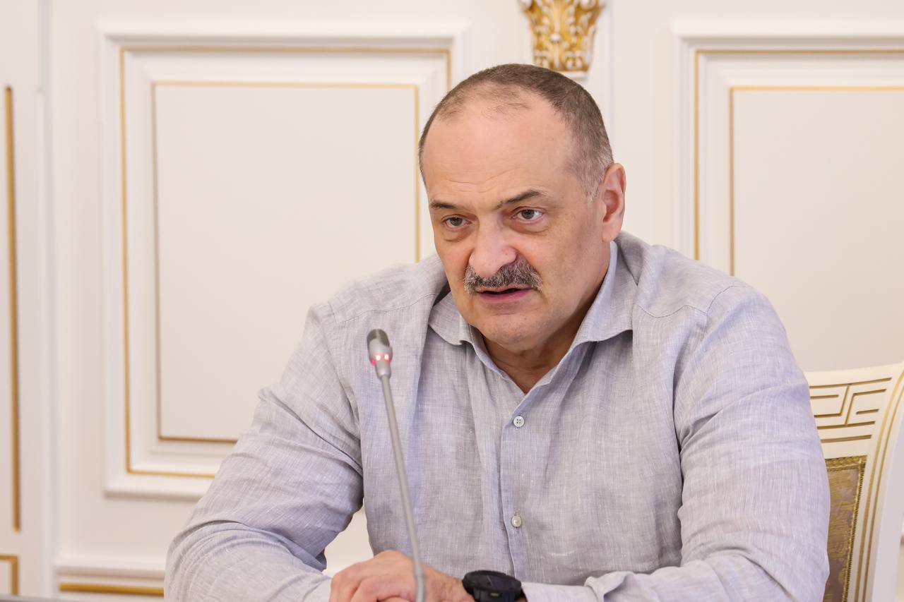 Под руководством Сергея Меликова обсудили вопросы обращения с ТКО. Главной темой стало создание и обустройство достаточного количества контейнерных площадок в муниципалитетах. Сергей Меликов: «С одной стороны в республике многое делается по созданию новой системы обращения с ТКО, строятся новые заводы и полигоны. Вместе с тем есть вопросы к созданию контейнерных площадок и организации вывоза мусора». Что делается? Как отметил руководитель Минприроды Дагестана Ратмир Расулов, в 2025 году муниципалитеты предусмотрели 164 млн рублей на обустройство контейнерных площадок. В нескольких муниципалитетах количество контейнерных площадок не соответствует необходимому объёму для района. В этой связи Минприроды Дагестана разработало типовую дорожную карту с помесячным планом создания контейнерных площадок и указанием источников финансирования. О возможности финансирования мероприятий по созданию и обустройству контейнерных площадок ТКО за счет муниципальных бюджетов проинформировал врио министра финансов региона Шамиль Дабишев. Какие приоритеты в этой работе обозначены? Сергей Меликов поручил держать на постоянном контроле вопрос создания контейнерных площадок в городах и районах. Их наличие, напомнил глава региона, должно стать обязательным условием при проектировании и строительстве новых объектов. Помимо прочего, контейнерная площадка должна быть учтена в реестре контейнерных площадок муниципалитета, поставлена на кадастровый учет, а земельный участок под ней должен соответствовать требованиям Роспотребнадзора. «Оборудование контейнерных площадок надо начинать с крупных населенных пунктов, с тех точек, где они наиболее востребованы. Надо системно решать вопросы, провести сверку данных, которые должны быть объективными. Только тогда мы сможем изменить ситуацию», – сказал руководитель республики. На совещании главы муниципалитетов проинформировали о реальном положении дел на их территориях. Отметим, по поручению заместителя Председателя Правительства РФ Дмитрия Патрушева создан региональный оперативный штаб по решению вопросов в сфере обращения с твердыми коммунальными отходами. Его заседания будут проводиться ежемесячно.
