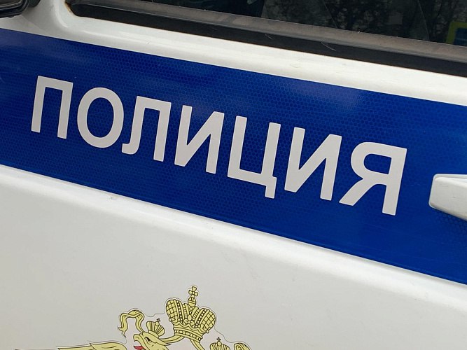В Ростове 103-летнего пенсионера мошенники убедили отдать 2,3 млн рублей В пресс-службе донского главка МВД рассказали детали мошеннической схемы. В начале со 103-летним пенсионером из Ростова связались неизвестные, которые представились сотрудниками правоохранительных органов и контрольно-финансового ведомства. Они убедили человека преклонного возраста задекларировать все деньги. Пенсионер им поверил и передал 2,3 млн рублей молодому курьеру. — Изучив записи с камеры домофона в подъезде потерпевшего, оперативники смогли установить личность курьера и отследить его маршрут передвижения, — сказано в сообщении. Против 22-летнего мужчины возбудили уголовное дело. Подозреваемый заключен под стражу. Как выяснилось, полицейские установили причастность обвиняемого ещё к трём аналогичным преступлениям на территории Ростовской области. Общий ущерб составил около 9 миллионов рублей.