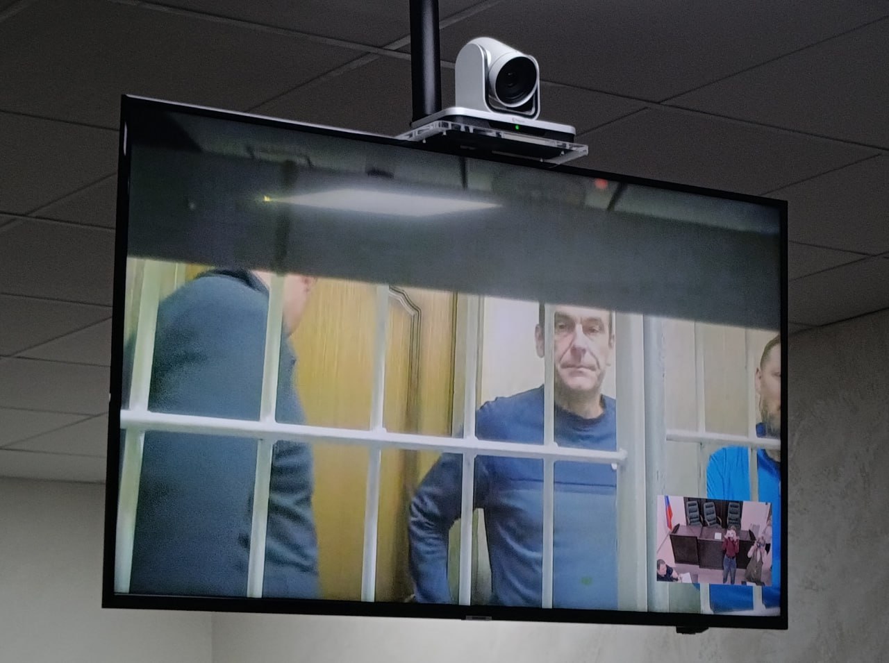 В Рязоблсуде началось заседание по рассмотрению апелляции на приговор по делу о мошенничестве с коммунальной техникой Приговор суда первой инстанции обжаловали сторона защиты и обвинение Адвокат гендиректора фирмы поставщика техники Евгения Алексеева осуждённого на 4 года лишения свободы в числе доводов для смягчения наказания назвал беременность супруги своего подзащитного Защитник сотрудника фирмы производителя спецтехники Артура Сидорова осуждённого на 3 5 года лишения свободы сообщил об ухудшении состояния здоровья его детей Несмотря на возражения прокурора суд решил приобщить к материалам дела предоставленную адвокатами медицинскую документацию Напомним третий фигурант дела экс начальник управления благоустройства мэрии Юрий Фурфурак приговорён к 4 годам лишения свободы