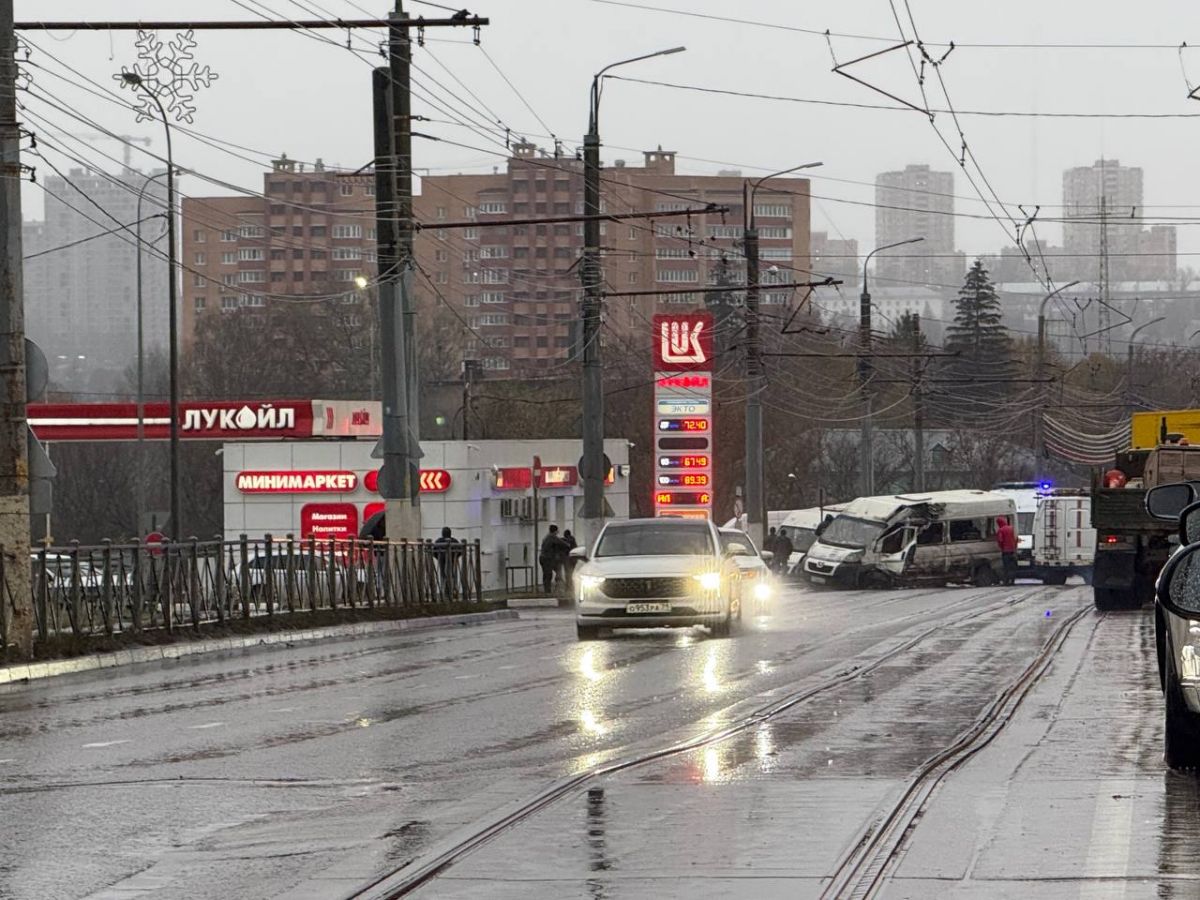 В аварии на Пролетарском мосту погиб один человек Количество пострадавших уточняется   newstula ru fn 1746932 html В аварии на Пролетарском мосту в Туле погиб один человек Подробности о пострадавших еще уточняются   Прислать новость Подписаться