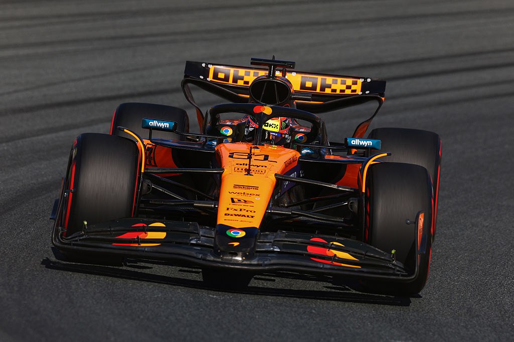Австралийский пилот McLaren Оскар Пиастри стал победителем квалификации 15 го этапа чемпионата Формулы 1 Гран при Нидерландов 24 летний Пиастри завоевал пятый в сезоне и в карьере поул Второй результат показал его партнер по команде британец Ландо Норрис Третьим стал действующий чемпион голландец Макс Ферстаппен из Red Bull В общем зачете Пиастри занимает первое место набрав 284 очка На втором месте Норрис 275 на третьем Ферстаппен 187 Гонка Гран при Нидерландов пройдет 31 августа начало 16 00 мск Getty Images Подписаться на РБК Спорт