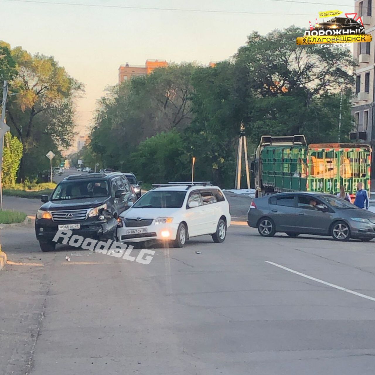 За сутки в Амурской области в ДТП погиб один человек и шестеро пострадали  По данным ГАИ, 1 июня в Амурской области совершено 18 аварий. В четырех – есть пострадавшие.  Так, в Шимановском округе, на 79 км автодороги Шимановск – Нововоскресеновка водитель Nissan Tiida не справился с управлением. Иномарка слетела с дороги и врезалась в дерево. Два пассажира, 2009 и 2010 годов рождения, доставлены в медицинское учреждение.  В Завитинске на ул. Куйбышева водитель Toyota Ist допустила столкновение с Toyota Prius. От удара Toyota Ist отбросило на стоящее транспортное средство Mazda Axela. В итоге водитель Toyota Ist доставлен в медицинское учреждение.  В Бурейском районе на 1588 км дороги «Амур» водитель Toyota Ractis, допустил столкновение с УРАЛом. Виновника ДТП доставили к врачам, его пассажир, 1960 года рождения, скончался на месте происшествия.  В Благовещенске на ул. Амурская – Б. Хмельницкого водитель Toyota Pajero сбил ребенка, 2016 года рождения. Он пересекал дорогу по регулируемому пешеходному переходу на красный сигнал светофора. Пешеходу понадобилась помощь медиков.  Фото: ДТП в Благовещенске на ул. Пионерская – Забурхановская.            Реклама